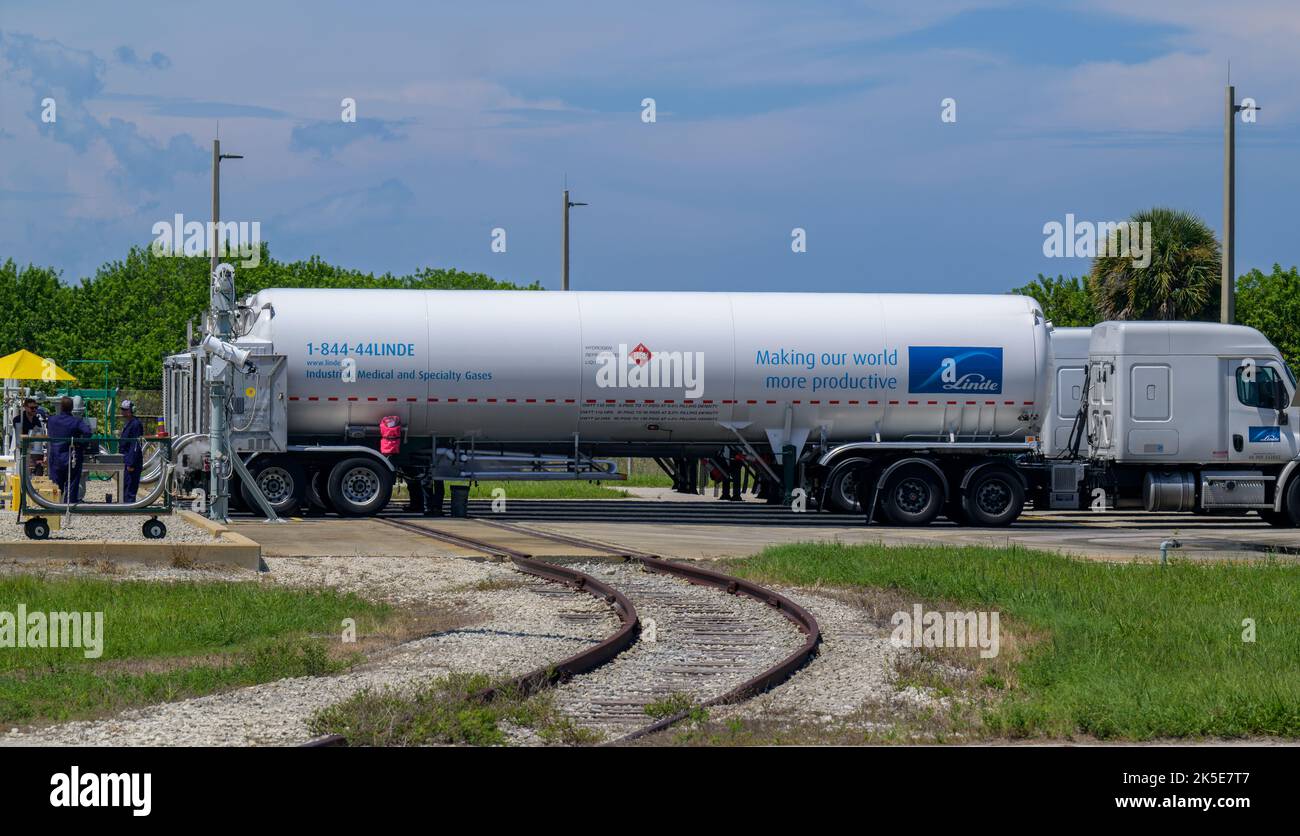 I camion cisterna erogano idrogeno liquido (LH2) per rifornire la grande sfera utilizzata per immagazzinare il propellente al Kennedy Space Center della NASA in Florida, Launch Pad 39B, per sostenere la missione Artemis i, mercoledì 31 agosto 2022. Le squadre condurranno il prossimo tentativo di lancio del razzo Luna e della navicella spaziale Orion sabato 3 settembre 2022. Foto Stock