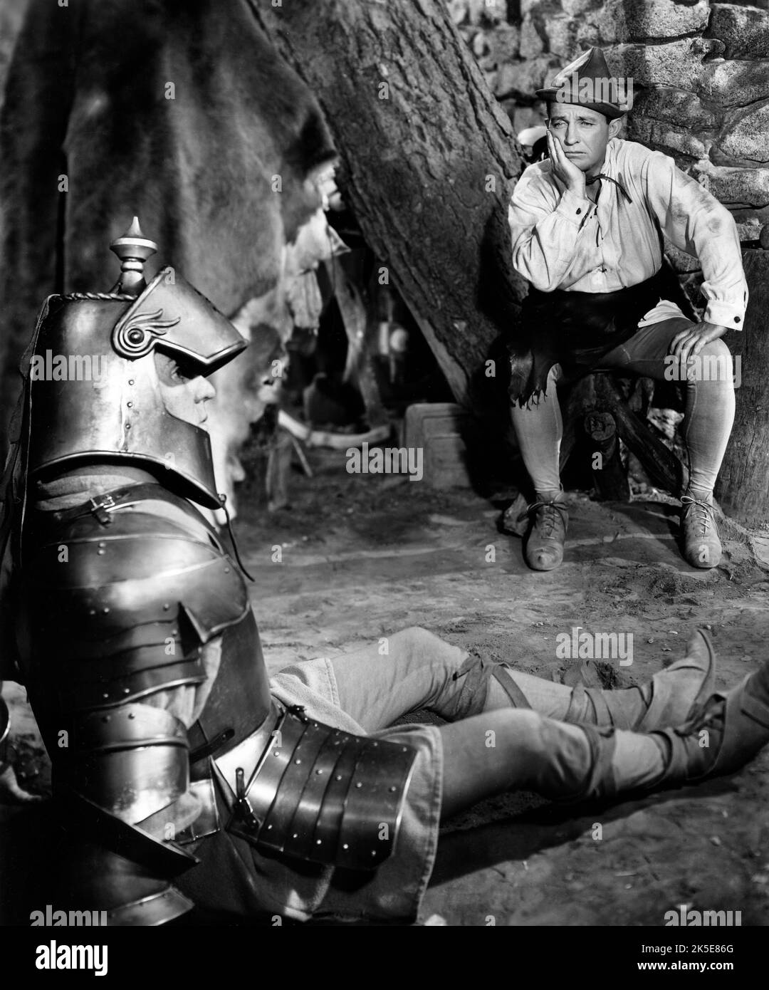 William Bendix, Bing Crosby, on-set of the Film, 'A Connecticut Yankee in King Arthur's Court', Paramount Pictures, 1949 Foto Stock