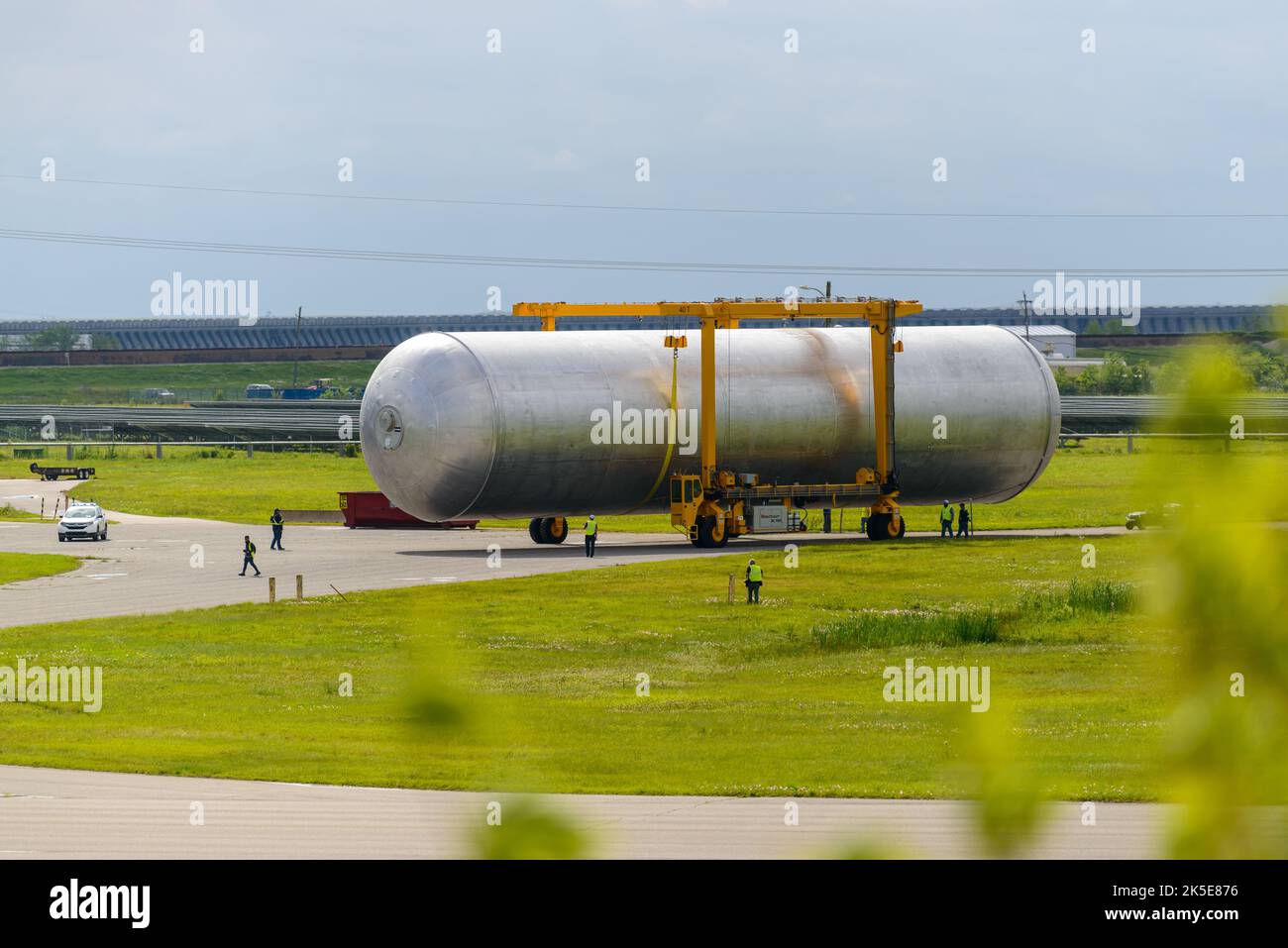 Il serbatoio di idrogeno liquido della fase principale per la missione Artemis III ha completato i test di prova, e i tecnici lo hanno restituito all'edificio principale della fabbrica presso lo stabilimento di assemblaggio Michoud della NASA a New Orleans, dove sarà sottoposto a ulteriori lavori di allestimento. Come parte della prova di prova, i tecnici applicano una soluzione di sapone semplice e controllano le perdite osservando l'eventuale formazione di bolle sulle saldature. Il tecnico ha rimosso la soluzione a bolle d'aria con acqua distillata, quindi ha asciugato l'area di applicazione per evitare la corrosione. Per costruire il serbatoio di idrogeno liquido da 130 piedi con fase centrale del razzo Space Launch System (SLS), gli ingegneri lo utilizzano Foto Stock