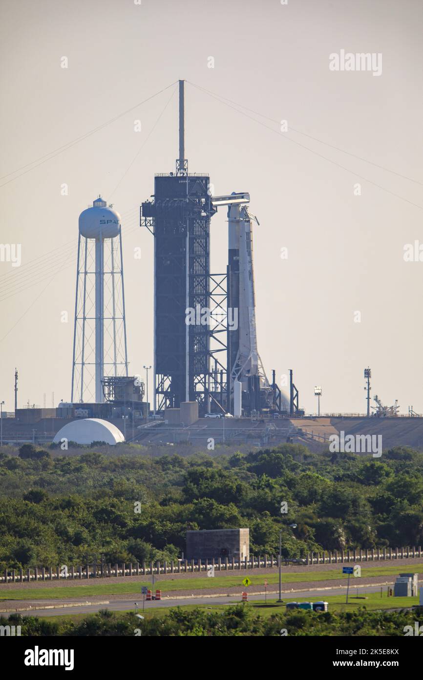 Un razzo SpaceX Falcon 9, con la navicella spaziale Crew Dragon in cima alla compagnia, siede sul pad al Launch Complex 39A presso il Kennedy Space Center della NASA in Florida il 8 aprile 2022, in preparazione del liftoff Axiom Mission 1 (Ax-1). Il comandante Michael López-Alegría della Spagna e degli Stati Uniti, il pilota Larry Connor degli Stati Uniti, e gli specialisti della missione Eytan Stibe di Israele, e Mark Pathy del Canada sono a bordo del volo per la Stazione spaziale Internazionale. La missione Ax-1 è la prima missione privata dell'astronauta nella stazione spaziale. Foto Stock