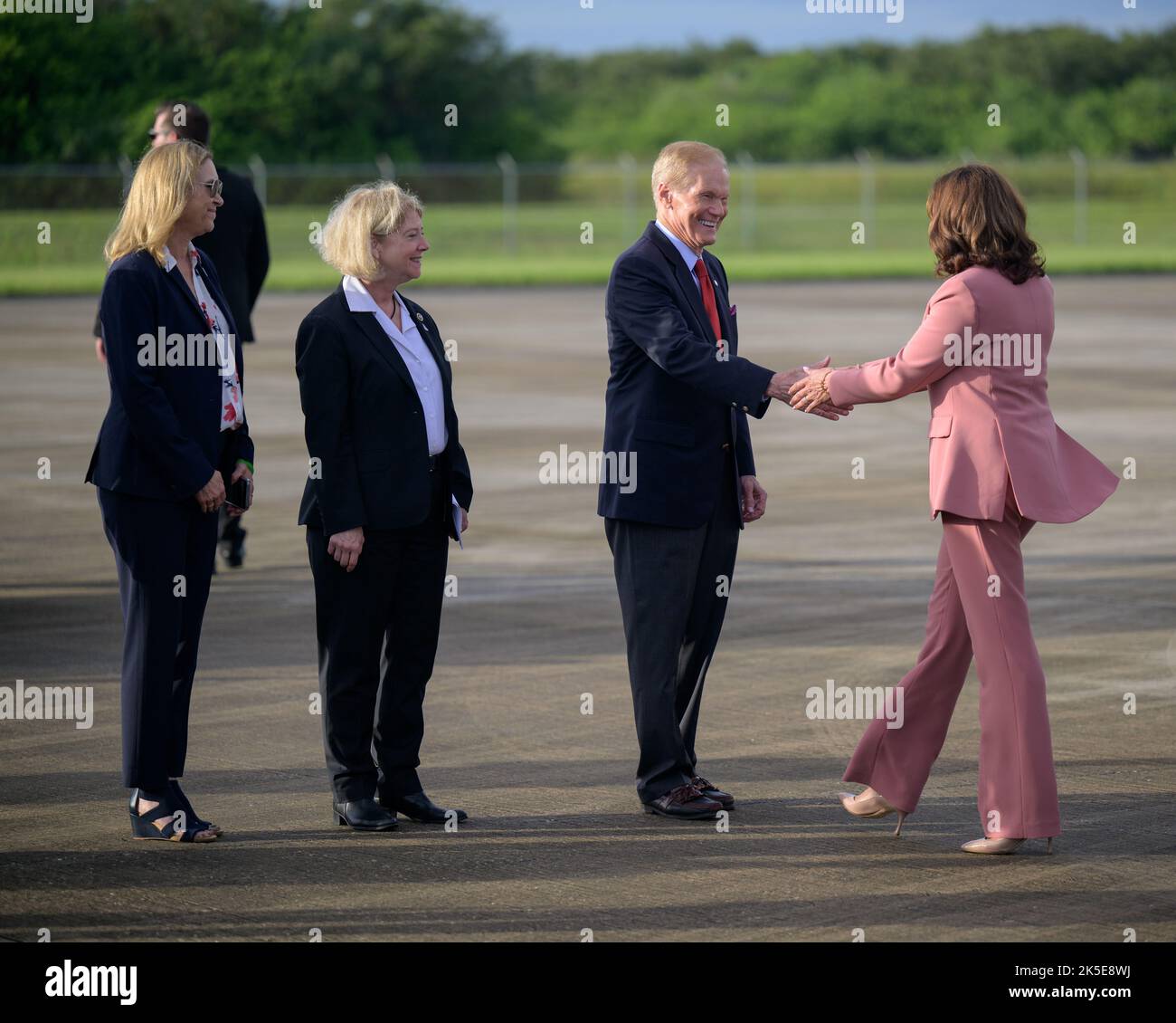 Janet Petro, direttore del Centro spaziale della NASA Kennedy, a sinistra, Pam Melroy, viceamministratore della NASA, E Bill Nelson, amministratore della NASA, dà il benvenuto alla Vicepresidente Kamala Harris che arriva al centro di lancio e atterraggio al Kennedy Space Center della NASA prima del previsto lancio di Artemis i, lunedì 29 agosto 2022, in Florida. Il test di volo Artemis i della NASA è il primo test di volo integrato dei sistemi di esplorazione dello spazio profondo dell’agenzia: La navicella spaziale Orion, il razzo SLS (Space Launch System) e i sistemi di terra. Foto Stock