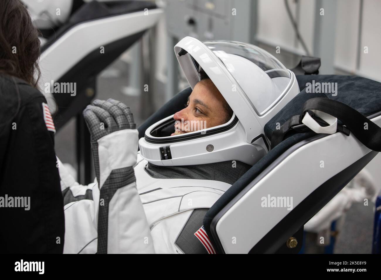 L'astronauta della missione Crew-4 Jessica Watkins si rilassa nella stanza delle tute dell'astronauta Crew Quarters all'interno del Neil A. Armstrong Operations and Checkout Building del Kennedy Space Center il 27 aprile 2022. Un team di tecnici SpaceX Suit assistette l'equipaggio mentre indossavano le loro spaziosit personalizzate e controllavano le tute per eventuali perdite. Watkins, insieme a Bob Hines, Kjell Lindgren e Samantha Cristoforetti, lancerà a bordo del Crew Dragon di SpaceX, alimentato dal razzo Falcon 9 della società, alla Stazione spaziale Internazionale come parte del Commercial Crew Program della NASA. L'equipaggio-4 è previsto per la partenza da toda Foto Stock