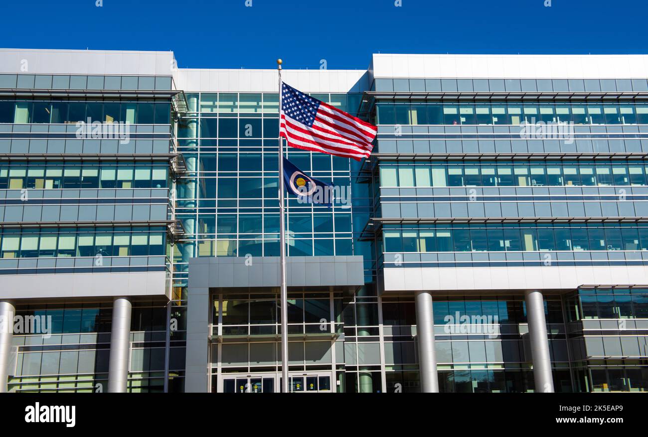 Le bandiere degli Stati Uniti e della NASA sono state innalzate nell'edificio 4221 il 26 gennaio 2022, trasferendo il quartier generale dall'edificio 4200 al Marshall Space Flight Center di Huntsville, Alabama. Foto Stock