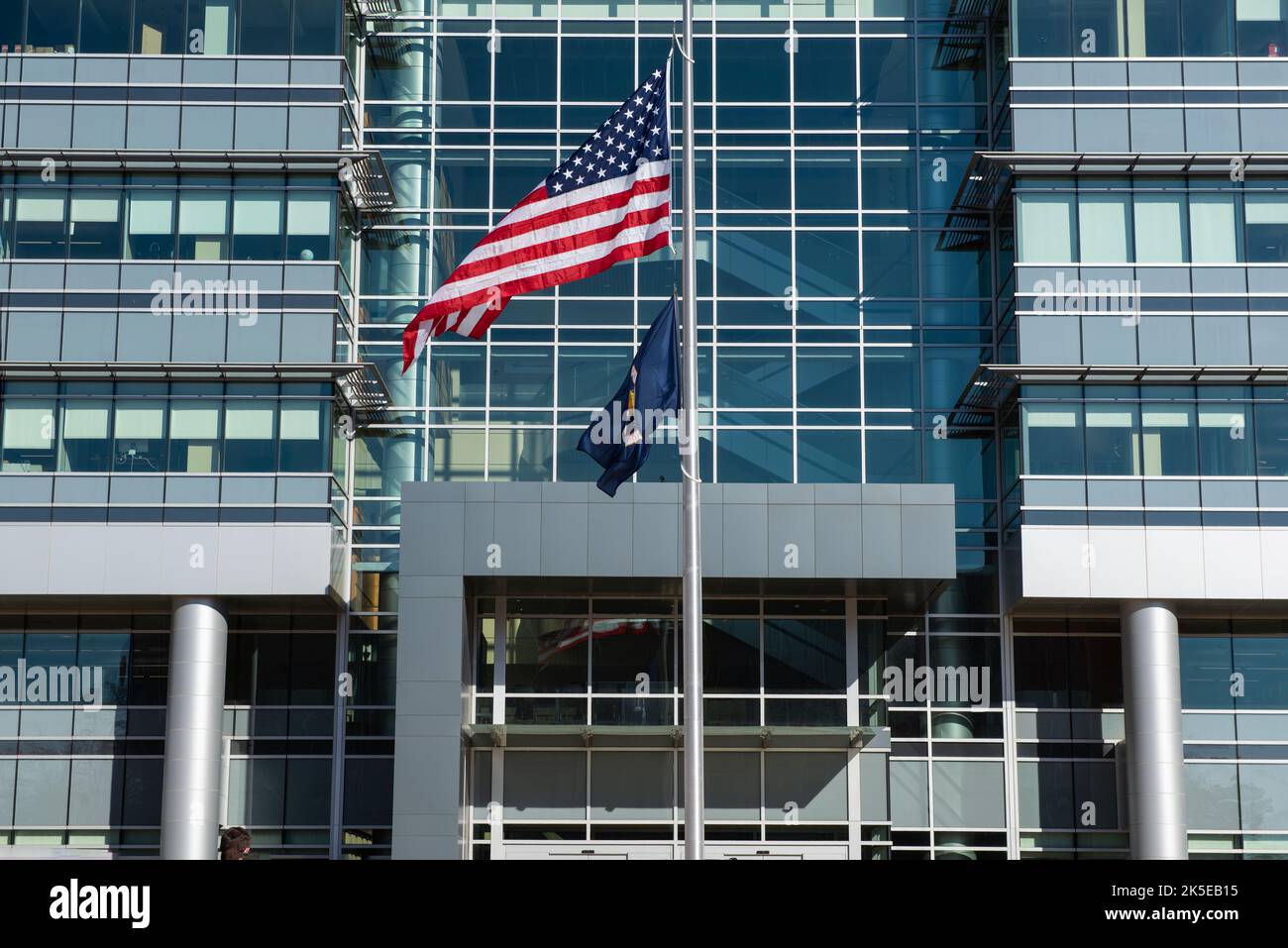 Il 26 gennaio 2022, le bandiere degli Stati Uniti e della NASA sono ...