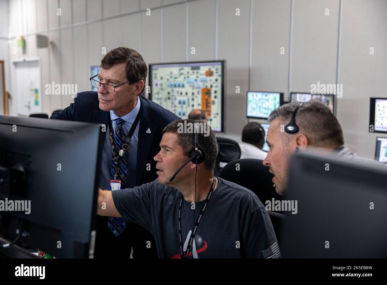 I membri del team Artemis i lanciano i dati di monitoraggio presso le loro console all'interno della sala di cottura 1 del Rocco A. Petrone Launch Control Center presso il Kennedy Space Center della NASA in Florida durante una dimostrazione di autocisterna del propellente criogenico il 21 settembre 2022. La prima di una serie di missioni sempre più complesse, Artemis i fornirà una base per l'esplorazione dello spazio profondo umano e dimostrerà il nostro impegno e la nostra capacità di estendere la presenza umana alla Luna e oltre. L'obiettivo primario di Artemis i è quello di testare accuratamente i sistemi integrati prima delle missioni con equipaggio, utilizzando la navicella spaziale in una d Foto Stock