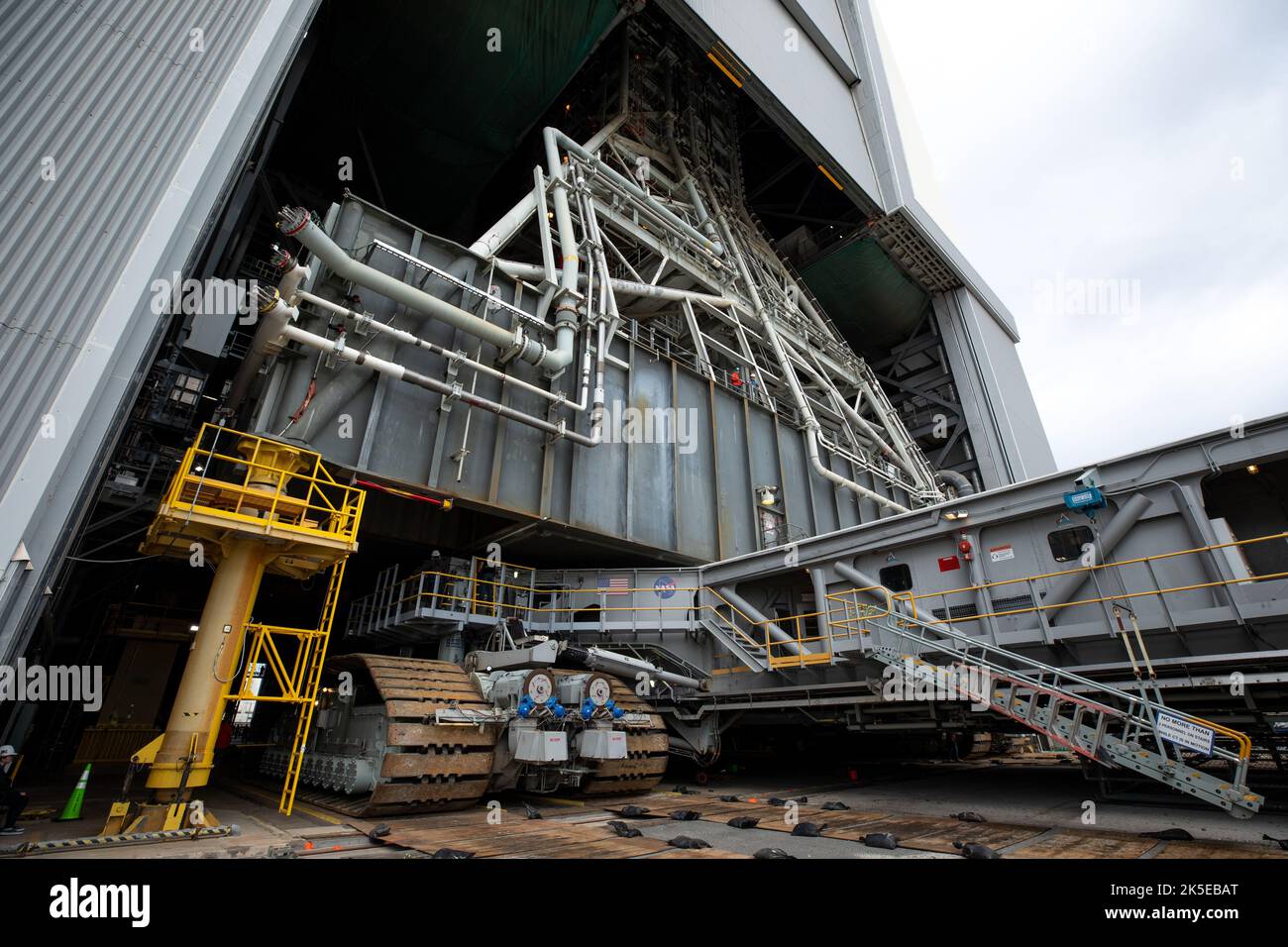Il trasportatore cingolato 2 sposta la pila Artemis i SLS e Orion in cima al lanciatore mobile all'interno dell'edificio di assemblaggio del veicolo per lanciare il complesso 39B per una prova con abito bagnato. Foto Stock