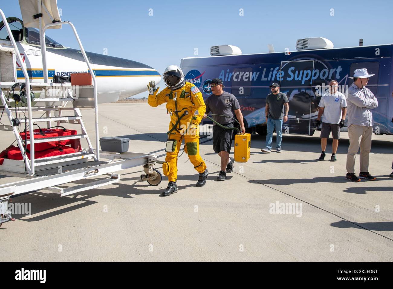 Il pilota della NASA Greg Nelson ha completato i preparativi pre-volo con supporto vitale per l'equipaggio aereo all'Armstrong Flight Research Center il 7 aprile 2022, prima di utilizzare l'aereo da ricerca ad alta quota ER-2. Foto Stock