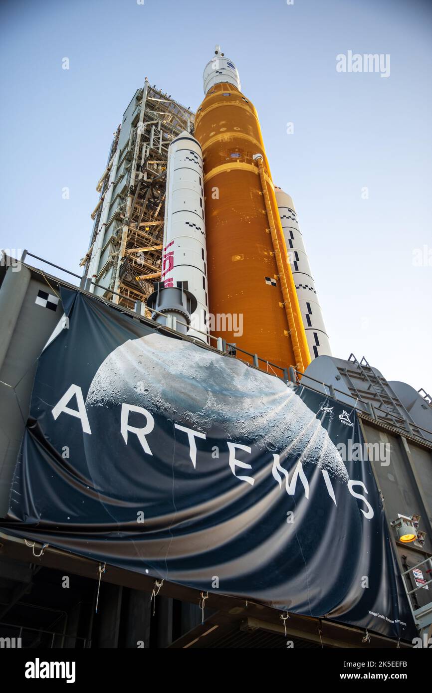 Guardando verso l’alto, il cingolato-trasportatore 2 della NASA – adornato da un banner Artemis – può essere visto con il peso del razzo Artemis i Moon e del lanciatore mobile dell’agenzia mentre trasporta il duo al Launch Complex 39B del Kennedy Space Center in Florida il 6 giugno 2022. Il razzo è uscito dal Vehicle Assembly Building nelle prime ore del mattino per percorrere le 4,2 miglia fino al piazzale di lancio per il prossimo tentativo di prova di abbigliamento bagnato della NASA prima del lancio di Artemis I. La prima di una serie di missioni sempre più complesse, Artemis i testerà il razzo Space Launch System e la navicella spaziale Orion Foto Stock