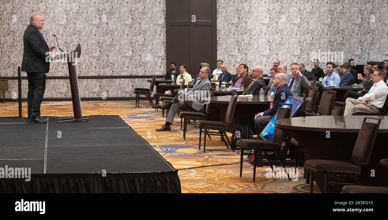 I partecipanti alla conferenza Nuclear Emerging Technologies for Space (NETS) 2022 si sono riuniti al Westin Cleveland Downtown, tra cui James Reuter, amministratore associato del Space Technology Mission Directorate della NASA, per discutere i progressi nella tecnologia nucleare per le applicazioni spaziali. Foto Stock