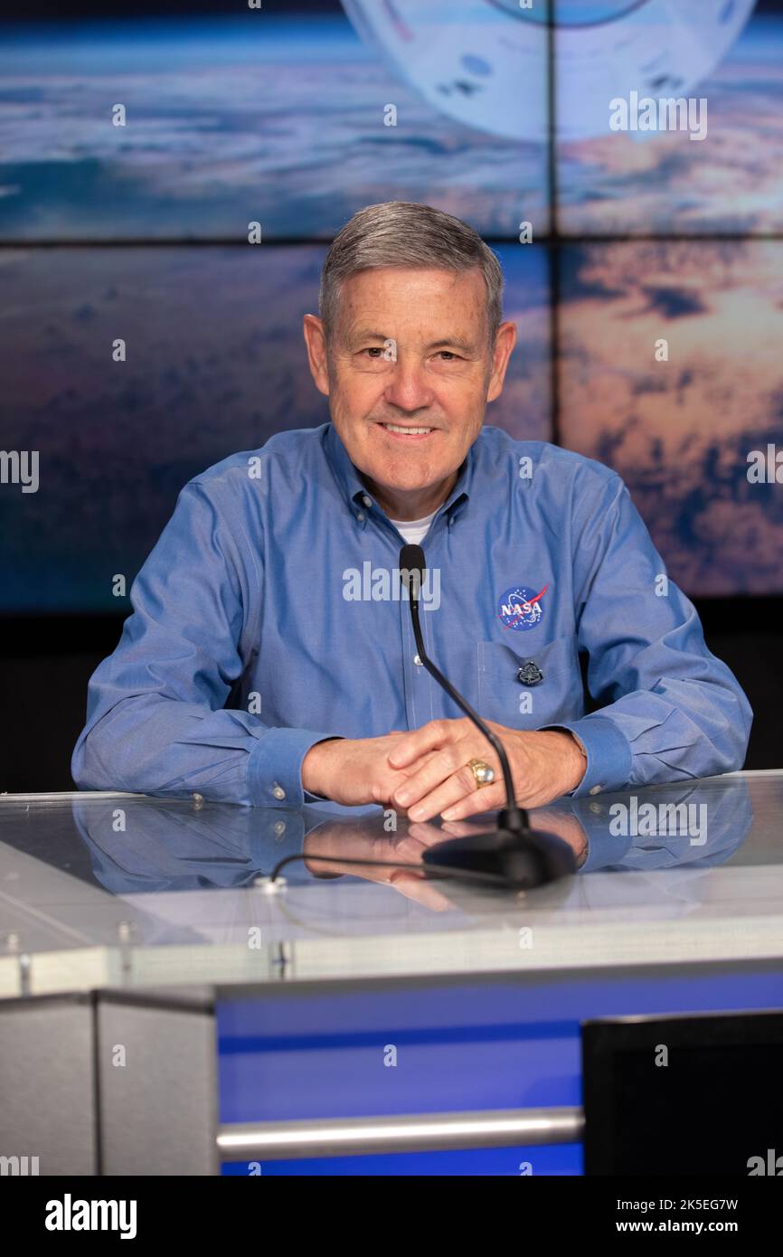 Bob Cabana, amministratore associato della NASA, viene presentato durante un briefing stampa del Crew-4, il 26 aprile 2022, al Kennedy Space Center della NASA in Florida, prima del lancio dello SpaceX Crew-4. Gli astronauti della NASA Kjell Lindgren, Bob Hines e Jessica Watson, insieme all'astronauta dell'ESA (Agenzia spaziale europea) Samantha Cristoforetti, lanceranno a bordo del Drago SpaceX, chiamato Freedom dall'equipaggio Crew-4, in cima al razzo Falcon 9 dell'azienda il 27 aprile 2022, verso la Stazione spaziale Internazionale. Il lancio è previsto per le 3:52:00 EDT dal Pad 39A. Foto Stock