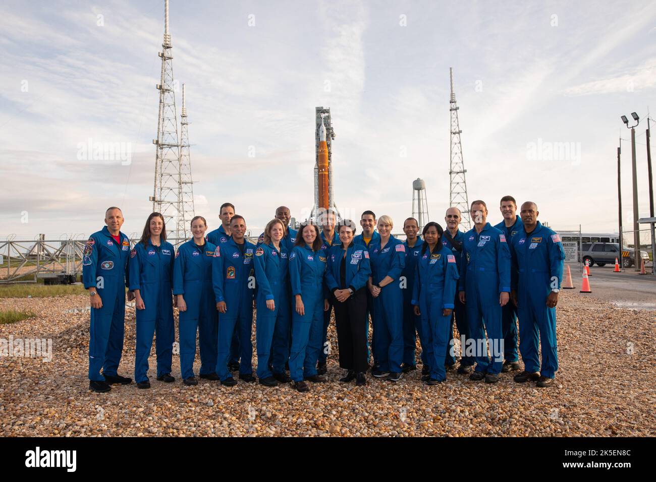 Gli astronauti e gli astronauti candidati della NASA e dell’Agenzia spaziale canadese posano per una fotografia davanti al sistema di lancio spaziale Artemis i della NASA e alla navicella spaziale Orion in cima al lanciatore mobile sul pad al Launch Complex 39B il 28 agosto 2022. Gli astronauti sono, da sinistra a destra: Randy Bresnik, astronauta della NASA; Christina Birch, candidato astronauta della NASA; Jessica Wittner, Candidato astronauta della NASA; Joshua Kutryk, astronauta dell'Agenzia spaziale canadese; Joe Acaba, astronauta della NASA; Zena Cardman, astronauta della NASA; Andre Douglas, candidato astronauta della NASA; Shannon Walker, astronauta della NASA; Reid Wiseman, NASA AS Foto Stock