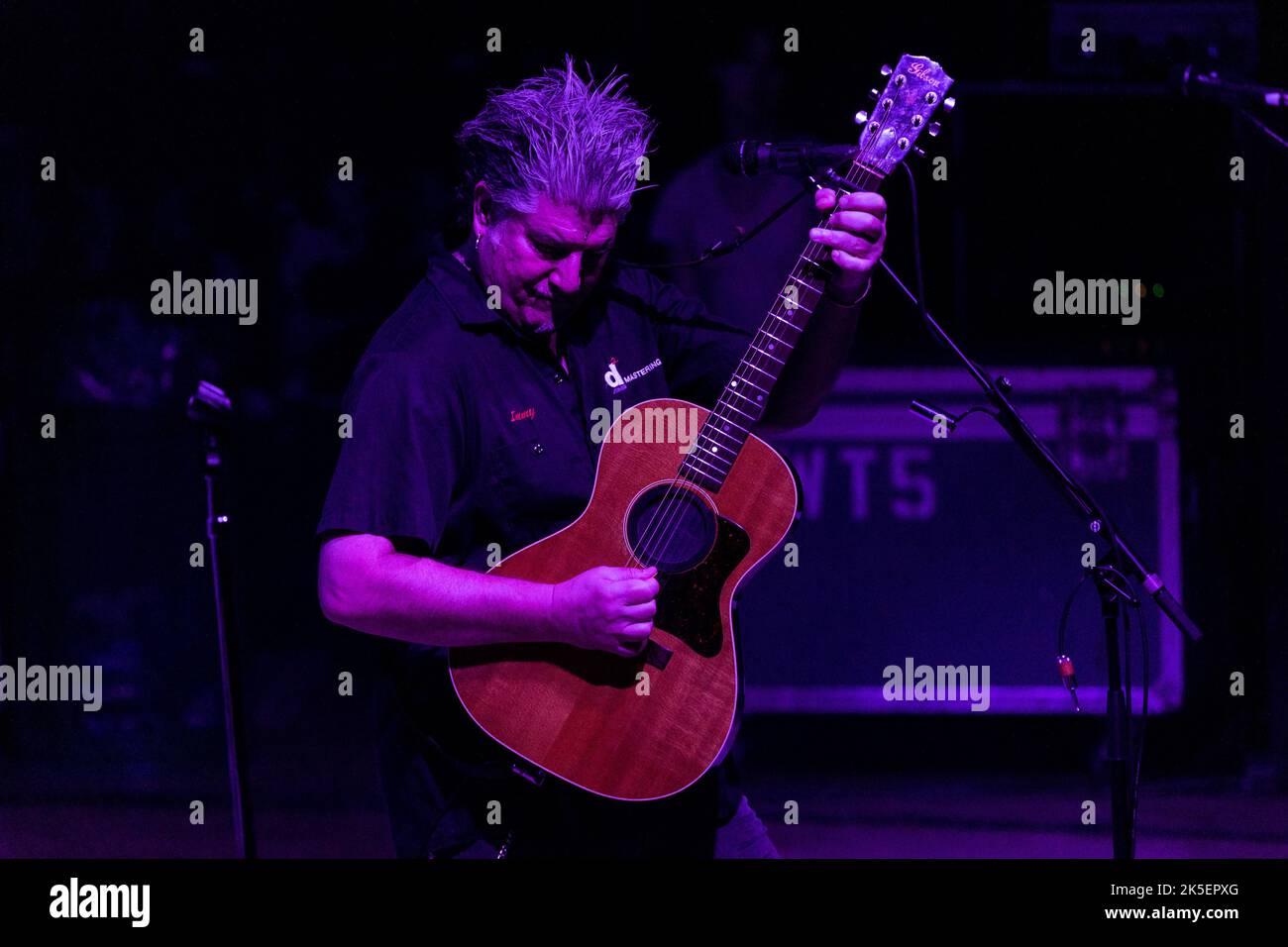 Milano, Italia. 07th Ott 2022. David Immergluck, della rock band americana di San Francisco, California Counting Crows, suona dal vivo al Teatro dal Verme. (Foto di Mairo Cinquetti/SOPA Images/Sipa USA) Credit: Sipa USA/Alamy Live News Foto Stock