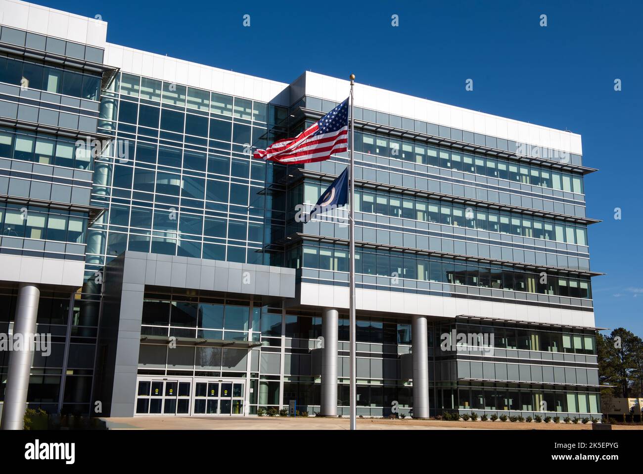 Il quartier generale del Marshall Space Flight Center fu spostato nell'edificio 4221 a Huntsville, Alabama, il 26 gennaio 2022, con le bandiere degli Stati Uniti e della NASA sollevate. L'edificio 4221 è stato aperto il 22 aprile 2019, come sostituto ecologico dell'edificio 4200. Foto Stock