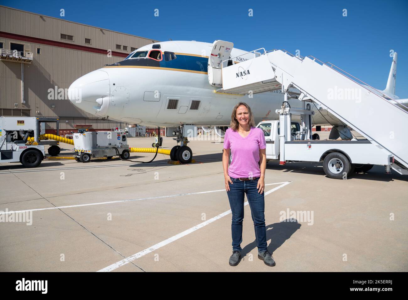 Lo Student Airborne Research Program della NASA invita Ann Marie Carlton, Professore di chimica presso l'Università della California, Irvine e White House Office of Science and Technology Policy Fellow, a volare a bordo della DC-8 per misurare la qualità dell'aria il 23 giugno 2022. Foto Stock