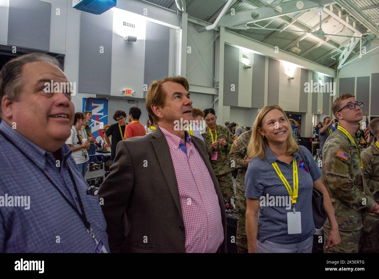 Il direttore del Kennedy Space Center Janet Petro osserva il concorso LUNABOTICS della NASA il 23 maggio 2022, dove squadre di studenti gestiscono minatori robotici per raccogliere e depositare suolo lunare simulato in una sfida mineraria presso il Center for Space Education. Foto Stock