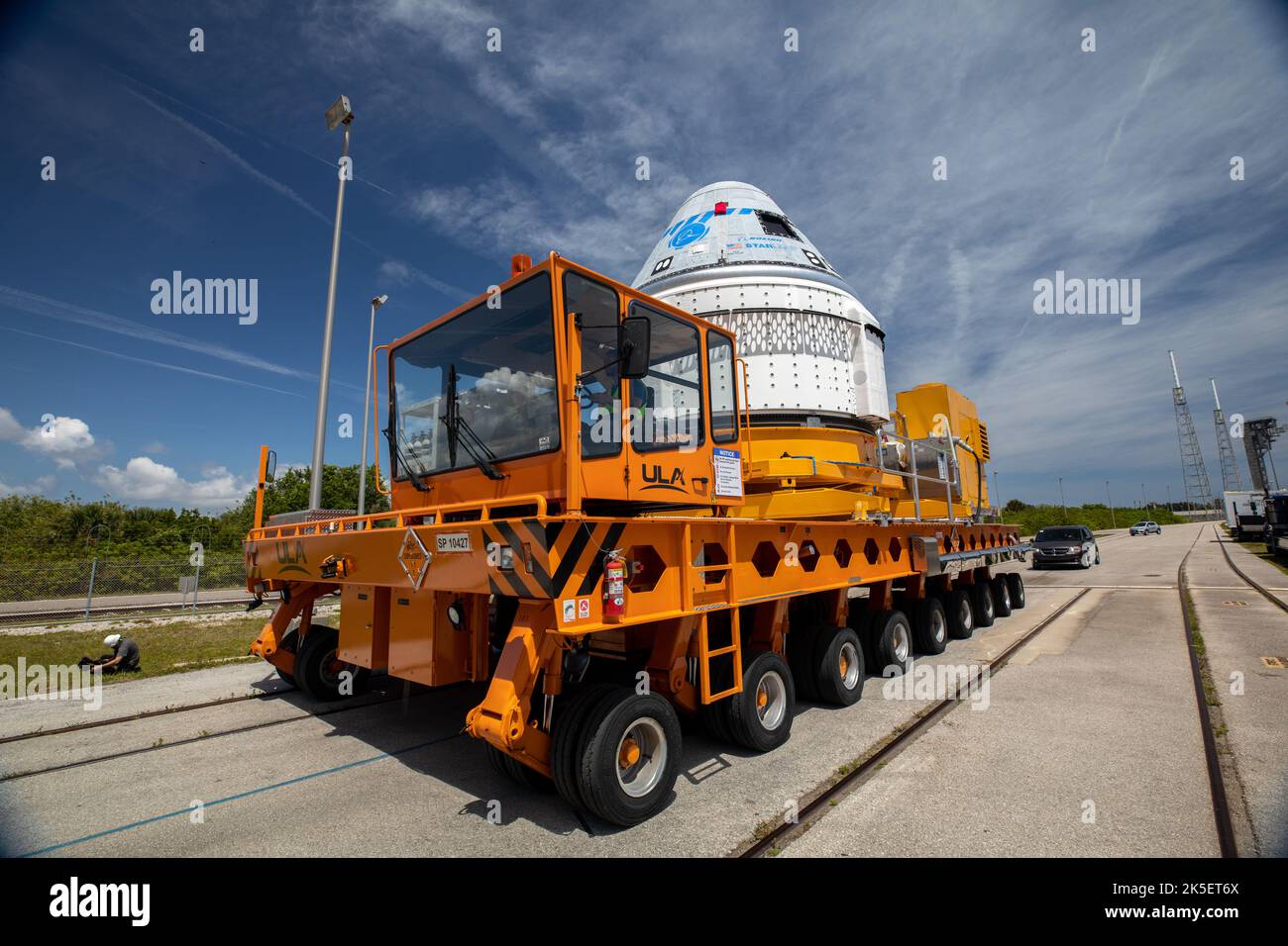 La navicella spaziale Starliner CST-100 di Boeing esce dal Commercial Crew and Cargo Processing Facility della società presso il Kennedy Space Center della NASA in Florida il 4 maggio 2022. La navicella spaziale effettuerà il viaggio verso la struttura di integrazione verticale presso lo Space Launch Complex-41 presso la Stazione della forza spaziale di Cape Canaveral, dove sarà assicurata in cima a un razzo Atlas V della United Launch Alliance per il secondo Orbital Flight Test di Boeing (OFT-2) fino alla Stazione spaziale Internazionale per il Commercial Crew della NASA Programma. Foto Stock