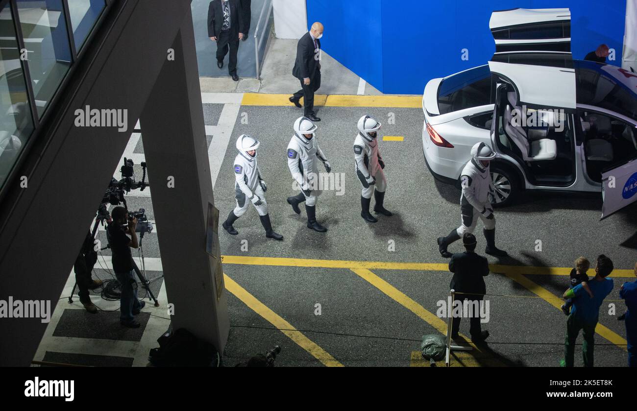 Gli astronauti Crew-4 escono dal Neil Armstrong Operations and Checkout Building il 27 aprile 2022 al Kennedy Space Center, procedendo con le auto Tesla Model X al Launch Complex 39A per la missione Crew Dragon sulla ISS. Foto Stock
