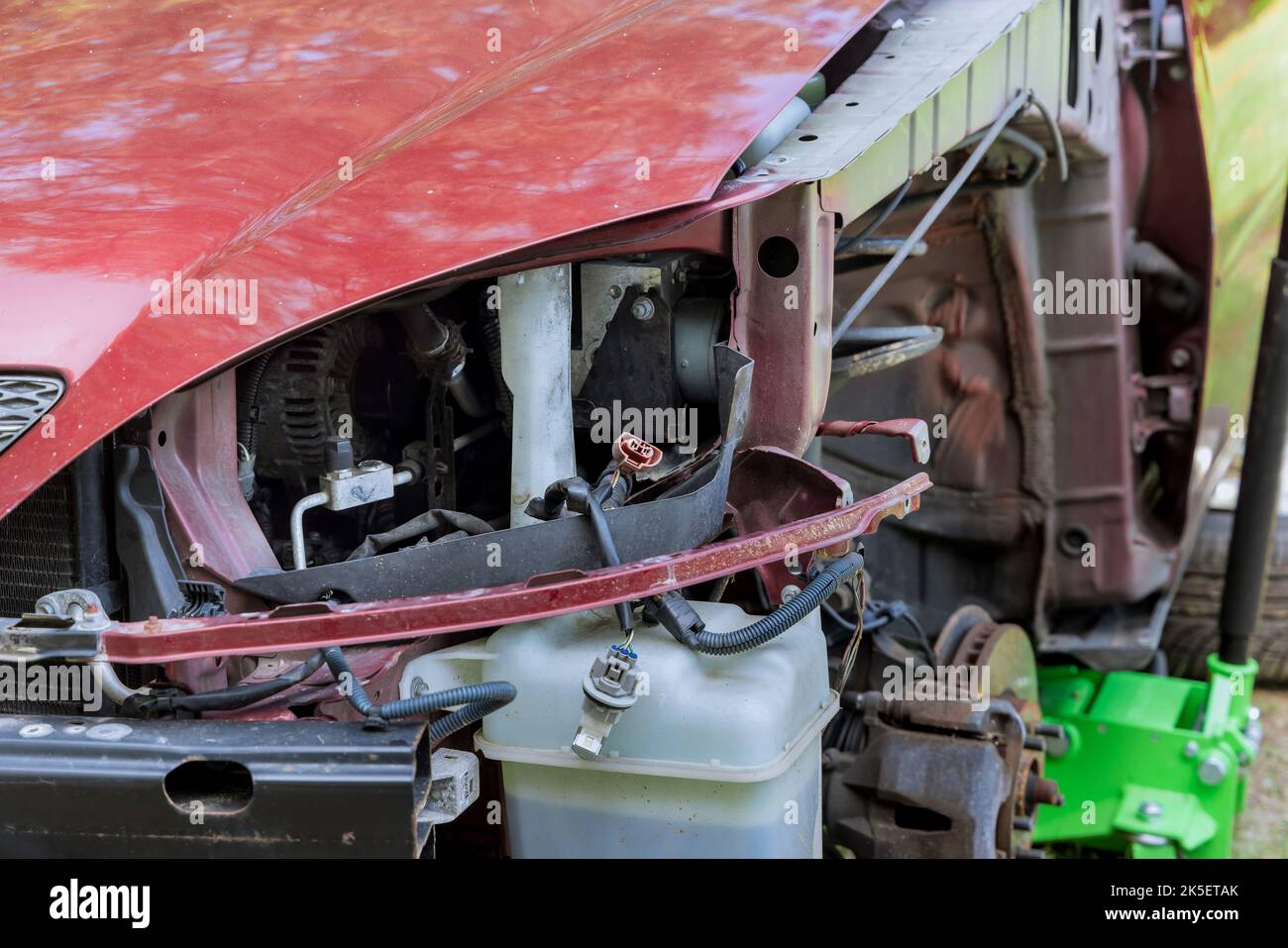 Di conseguenza, i danni alla carrozzeria subiti in caso di incidente hanno causato la sostituzione del parafango anteriore della vettura Foto Stock