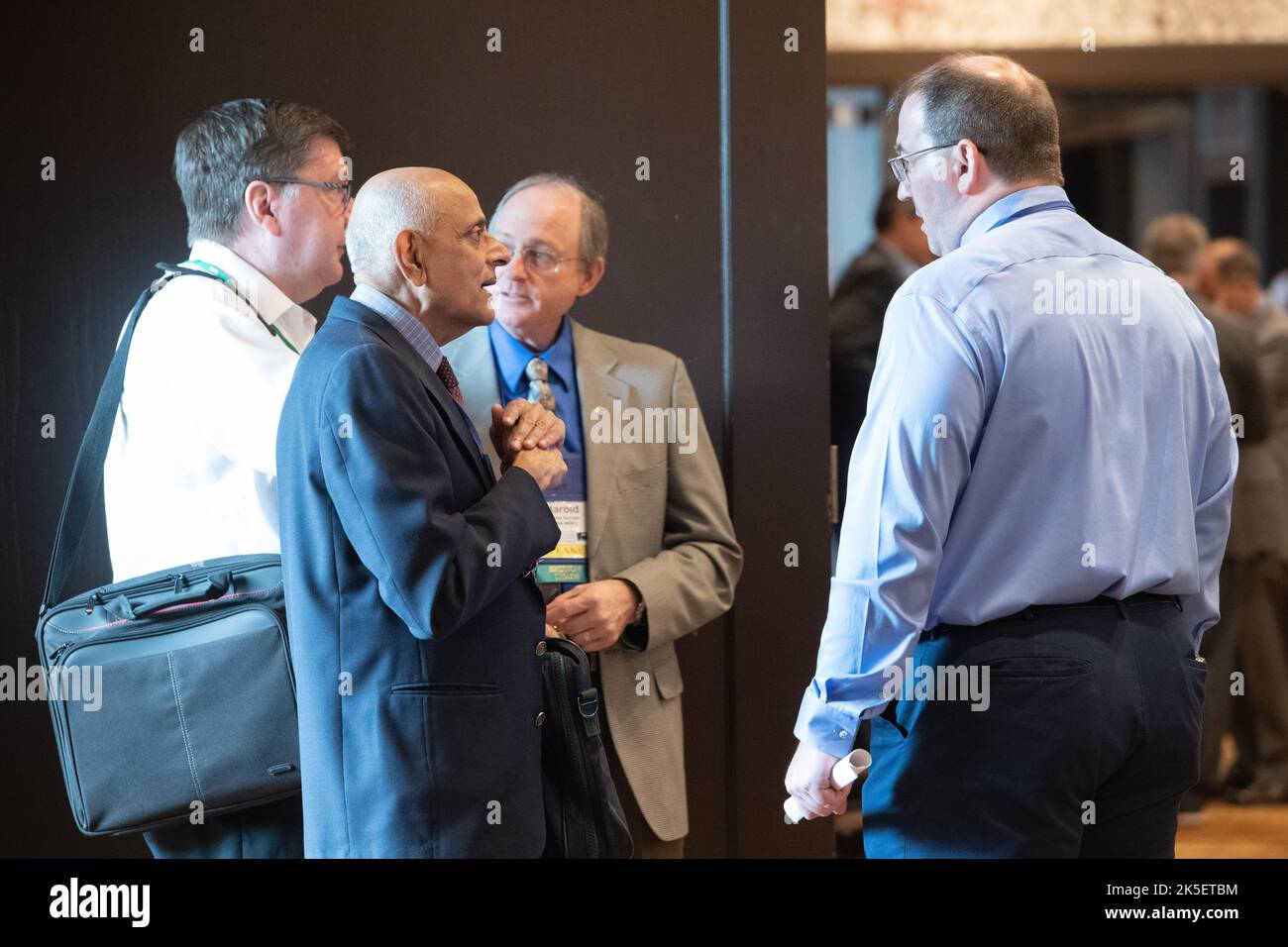 I partecipanti, tra cui sai Raj, partecipano alla conferenza Nuclear Emerging Technologies for Space (NETS) 2022 a Cleveland, Ohio, per esplorare i sistemi di propulsione nucleare e i progressi tecnologici per l'esplorazione spaziale. Foto Stock