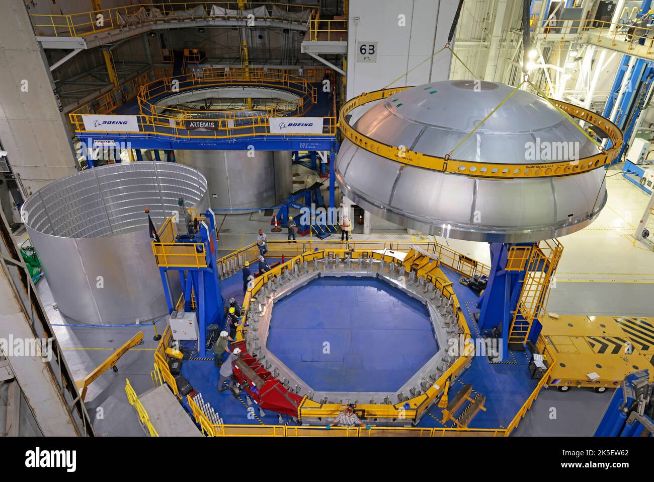 I team hanno completato la saldatura della cupola della bombola di ossigeno liquido Artemis III nello stadio principale presso lo stabilimento di assemblaggio Michoud della NASA a New Orleans. Gli equipaggi hanno spostato la cupola, che è la parte superiore del serbatoio. La cupola è stata spostata in un'area di assemblaggio dove sarà caricata in una saldatrice robotica che la unirà al cilindro anteriore per creare metà del serbatoio di ossigeno liquido. Più tardi un altro barile e cupola saranno aggiunti per completare l'intero serbatoio. Il serbatoio di ossigeno liquido dello stadio centrale dello Space Launch System (SLS) contiene 196.000 galloni di propellente liquido super-raffreddato che funge da propellente per i quattro Foto Stock