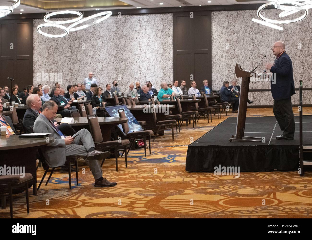 Fotografia tratta da RETI 2022 (Nuclear Emerging Technologies for Space) che mostra Eric Ianson, vice direttore della Divisione di scienze planetarie, che partecipa alla conferenza presso il Westin Cleveland Downtown; i nomi dei file di immagine associati alla fotografia includono GRC-2022-C-00525.jpg e MS2 3063.jpg e i tag di metadati le RETI di elenco e SMD. Foto Stock