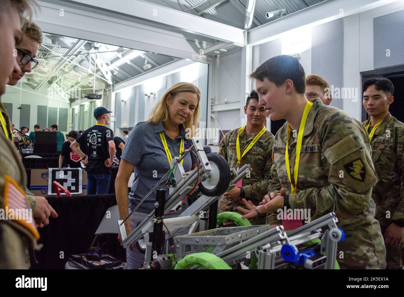 Janet Petro, direttore del Kennedy Space Center, visita gli studenti di West Point durante il concorso LUNABOTICS della NASA il 23 maggio 2022, dove le squadre gestiscono robot autonomi e telecomandati per raccogliere suolo lunare simulato in una sfida mineraria presso il Center for Space Education. Foto Stock