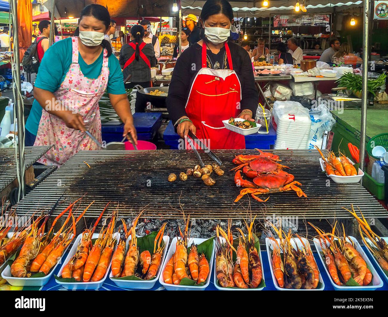 Il mercato notturno di Chaing Mai con pesce alla griglia gamberetti e granchi. Foto Stock