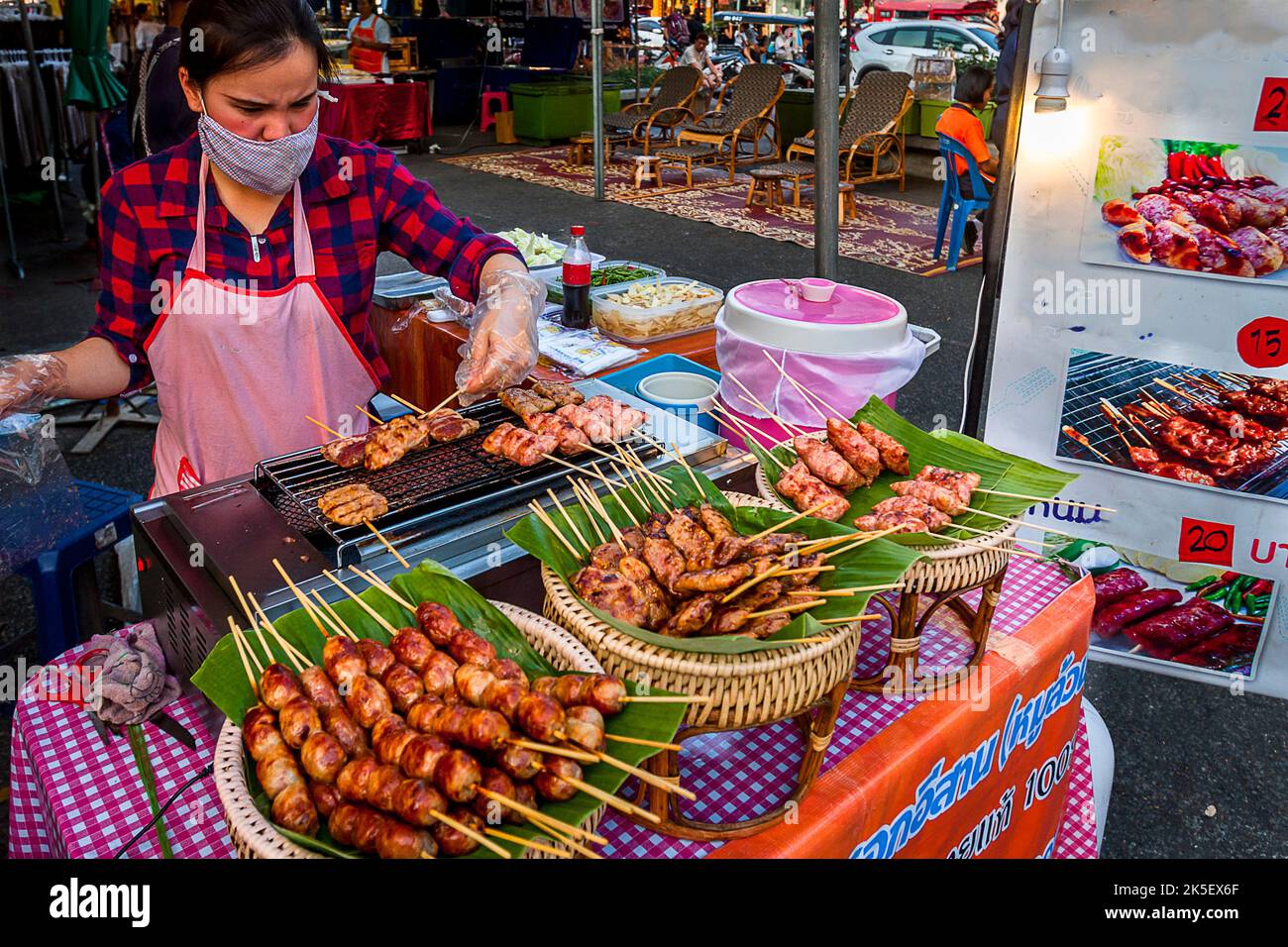 Steet e fornitore di prodotti alimentari a base di carne di grigliatura per il mercato notturno di Chiang Mai. Foto Stock