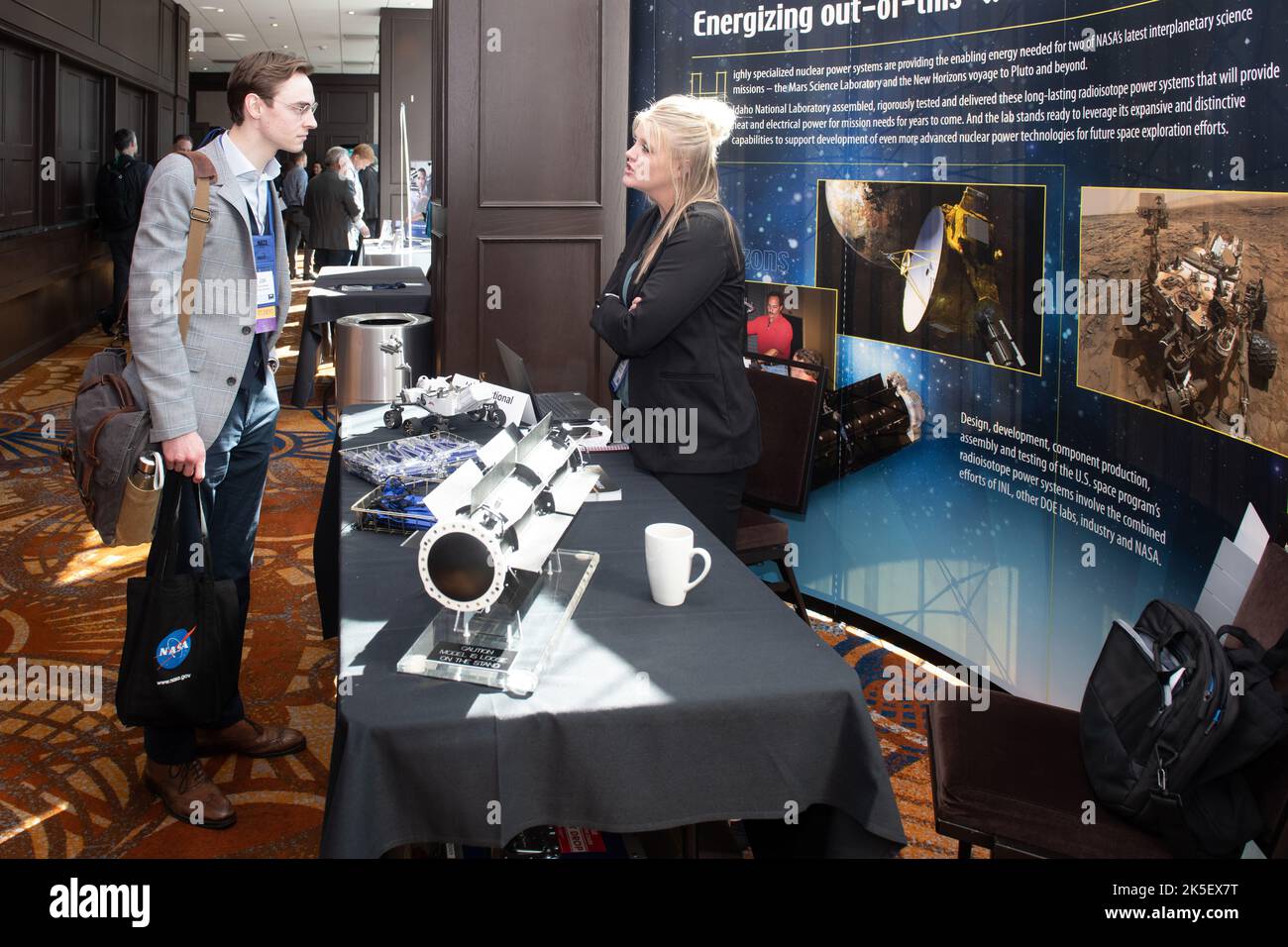 I partecipanti partecipano alla conferenza NETS 2022 di Cleveland per esplorare i progressi nei sistemi nucleari per le missioni spaziali, che coprono ingegneria, materiali e tecnologie energetiche. Foto Stock