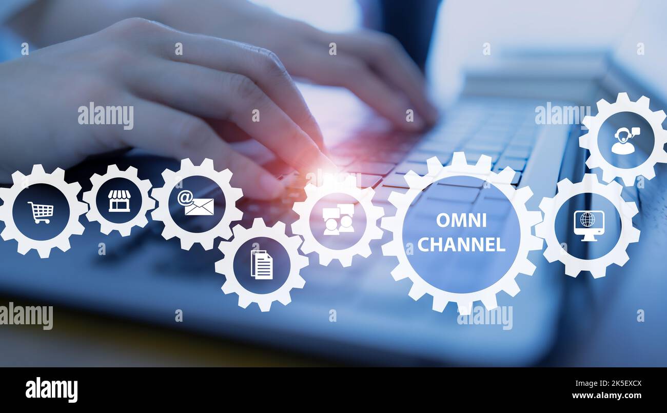 Omnichannel concetto di vendita. Vendita di marketing online digitale. Per il coinvolgimento dei clienti tramite canali integrati online e offline. Lavoro della persona Foto Stock