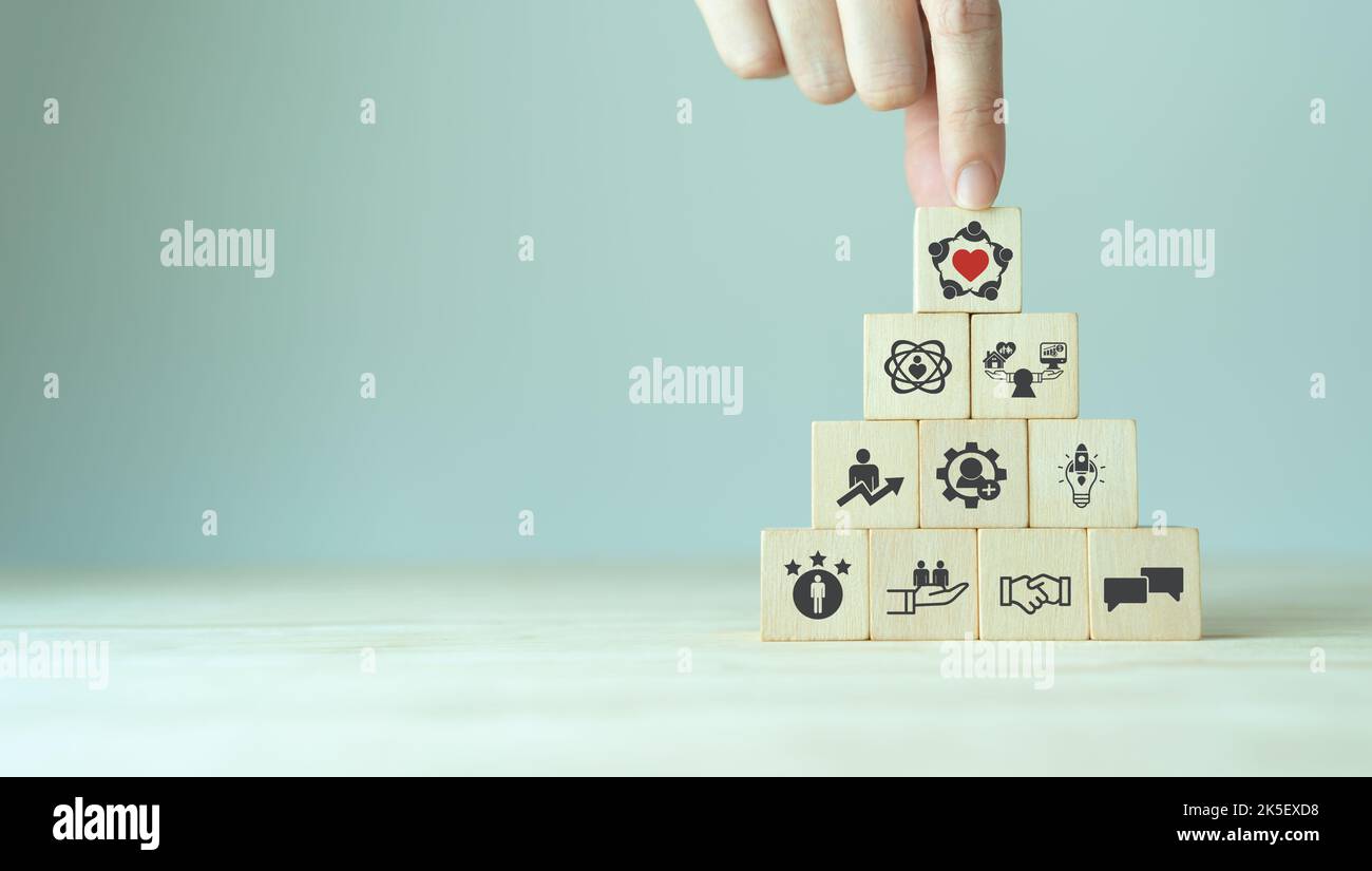 Coinvolgimento dei dipendenti e motivazione del team. Persone produttive, ispirazione. Obiettivi comuni dell'azienda e dei dipendenti per la sostenibilità. Mettere legno Foto Stock