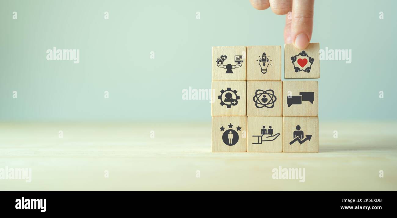 Coinvolgimento dei dipendenti e motivazione del team. Persone produttive, ispirazione. Obiettivi comuni dell'azienda e dei dipendenti per la sostenibilità. Mettere legno Foto Stock