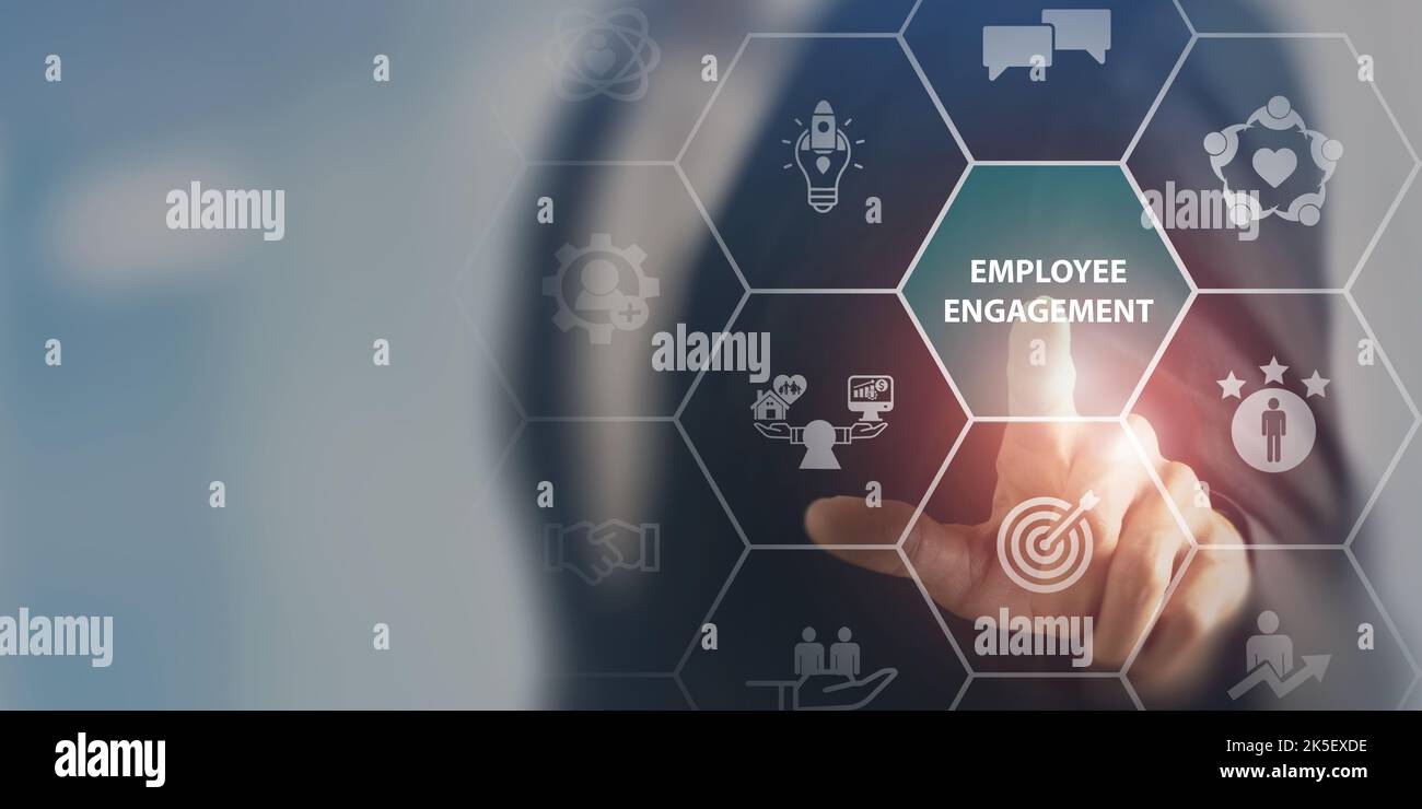 Coinvolgimento dei dipendenti e motivazione del team. Persone produttive, ispirazione. Obiettivi comuni dell'azienda e dei dipendenti per la sostenibilità. Toccare su imp Foto Stock