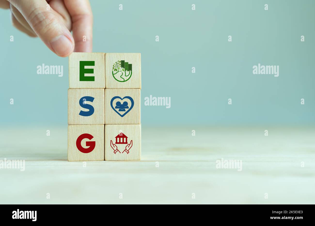 ESG concetto di ambiente, sociale e di governance. Sviluppo aziendale sostenibile. Cubi di legno con abbreviazione ESG in piedi con altri ESG Foto Stock