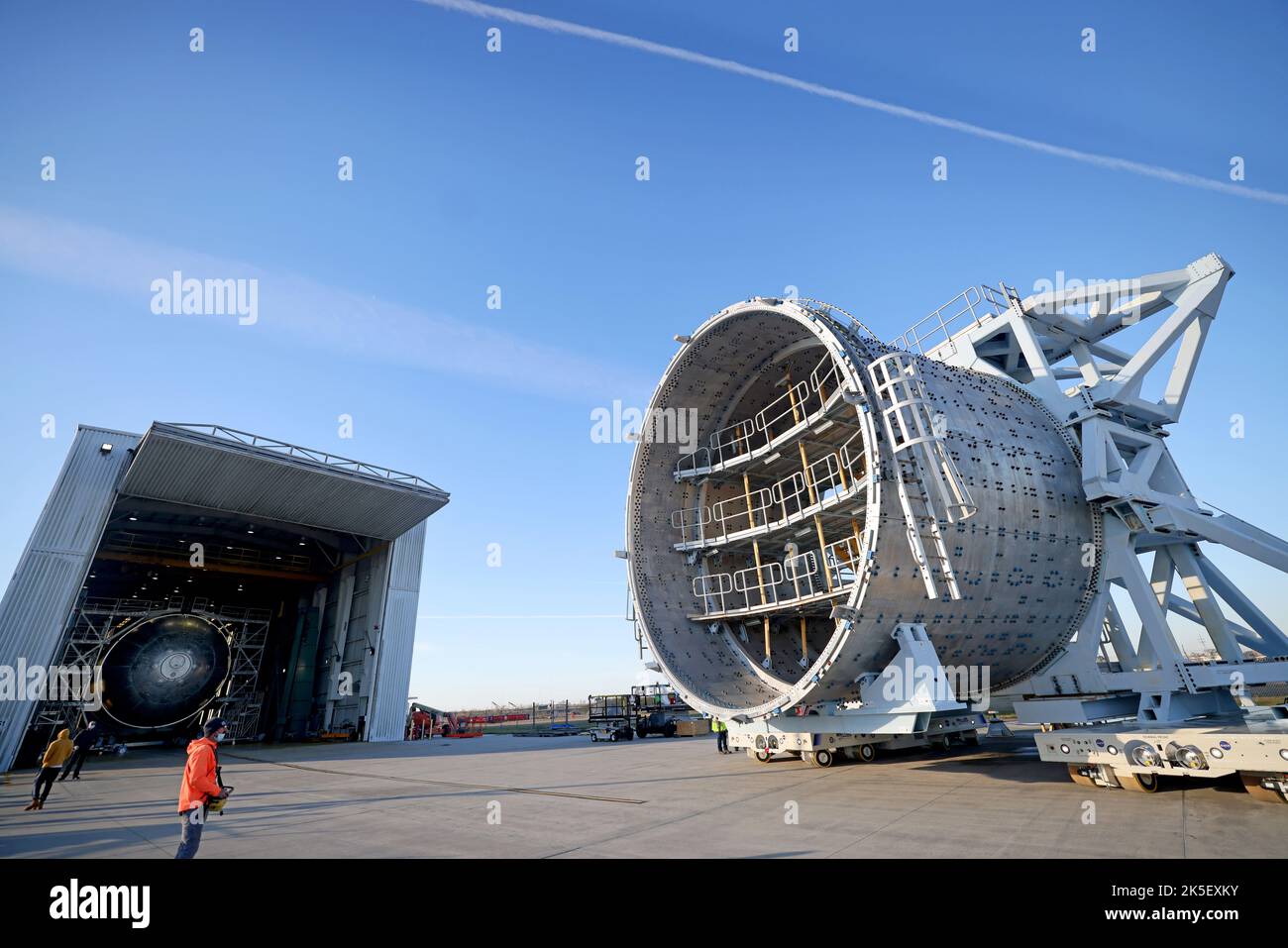 La NASA sta preparando il serbatoio di idrogeno liquido dello Space Launch System presso la Michoud Assembly Facility per Artemis III, compresi test strutturali e integrazione con la sezione del motore RS-25. Foto Stock