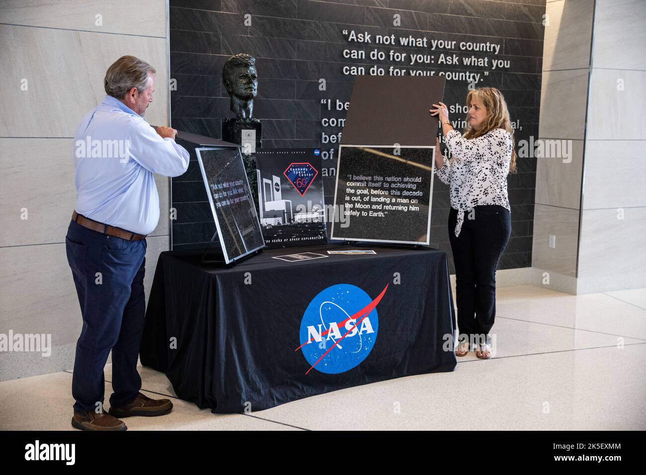 Il direttore Janet Petro ha ricevuto due piastrelle murarie conservate dall'ex quartier generale del Kennedy Space Center il 3 maggio 2022, con i rappresentanti dei costruttori Maverick Ralph Kennedy e Sheri LaShier presenti. Foto Stock