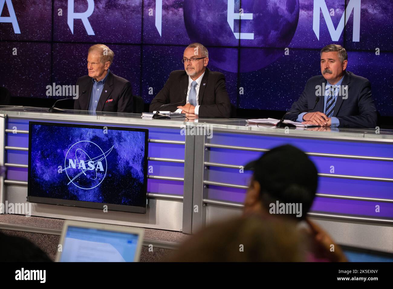 Una conferenza stampa si terrà il 3 settembre 2022 al Kennedy Space Center della NASA in Florida, dopo il lancio di Artemis sono stato esonerato dal Launch Complex 39B di Kennedy. Le squadre hanno incontrato una perdita di idrogeno liquido durante il caricamento del propellente nella fase principale del razzo Space Launch System. I partecipanti sono, da sinistra, Bill Nelson, amministratore della NASA; Jim Free, Amministratore associato della direzione Missione sviluppo sistemi di esplorazione della NASA e Mike Sarafin, responsabile della missione Artemis. La prima di una serie di missioni sempre più complesse, Artemis i fornirà una base per l'exp umano di spazio profondo Foto Stock