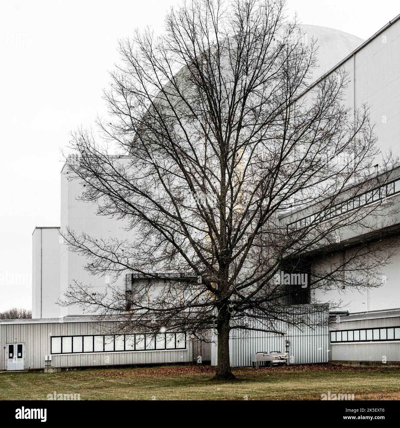 Vista esterna dello Space Environments Complex della NASA e della Neil A. Armstrong test Facility presso il Glenn Research Center, parte della Plum Brook Station, che mostra la Space Power Facility e il paesaggio circostante. Foto Stock