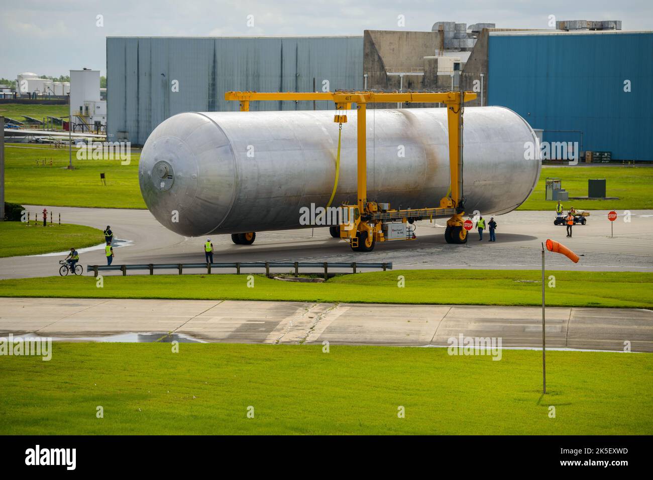 Il serbatoio di idrogeno liquido della fase principale per la missione Artemis III ha completato i test di prova, e i tecnici lo hanno restituito all'edificio principale della fabbrica presso lo stabilimento di assemblaggio Michoud della NASA a New Orleans, dove sarà sottoposto a ulteriori lavori di allestimento. Come parte della prova di prova, i tecnici applicano una soluzione di sapone semplice e controllano le perdite osservando l'eventuale formazione di bolle sulle saldature. Il tecnico ha rimosso la soluzione a bolle d'aria con acqua distillata, quindi ha asciugato l'area di applicazione per evitare la corrosione. Per costruire il serbatoio di idrogeno liquido da 130 piedi con fase centrale del razzo Space Launch System (SLS), gli ingegneri lo utilizzano Foto Stock