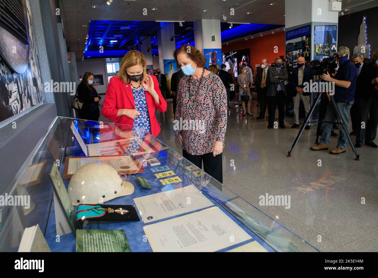 Una mostra dedicata all'ex direttore di lancio del Kennedy Space Center, Rocco Petrone, è stata visitata al Kennedy Space Center il 22 febbraio 2022. Durante una cerimonia tenutasi presso lo spaceport della Florida, il centro di controllo del lancio di Kennedy è stato ufficialmente rinominato Rocco A. Petrone Launch Control Center. Petrone è stato fondamentale per i primi viaggi sulla Luna in America e ha guidato il programma Apollo. Morì nel 2006 all'età di 80 anni. Foto Stock