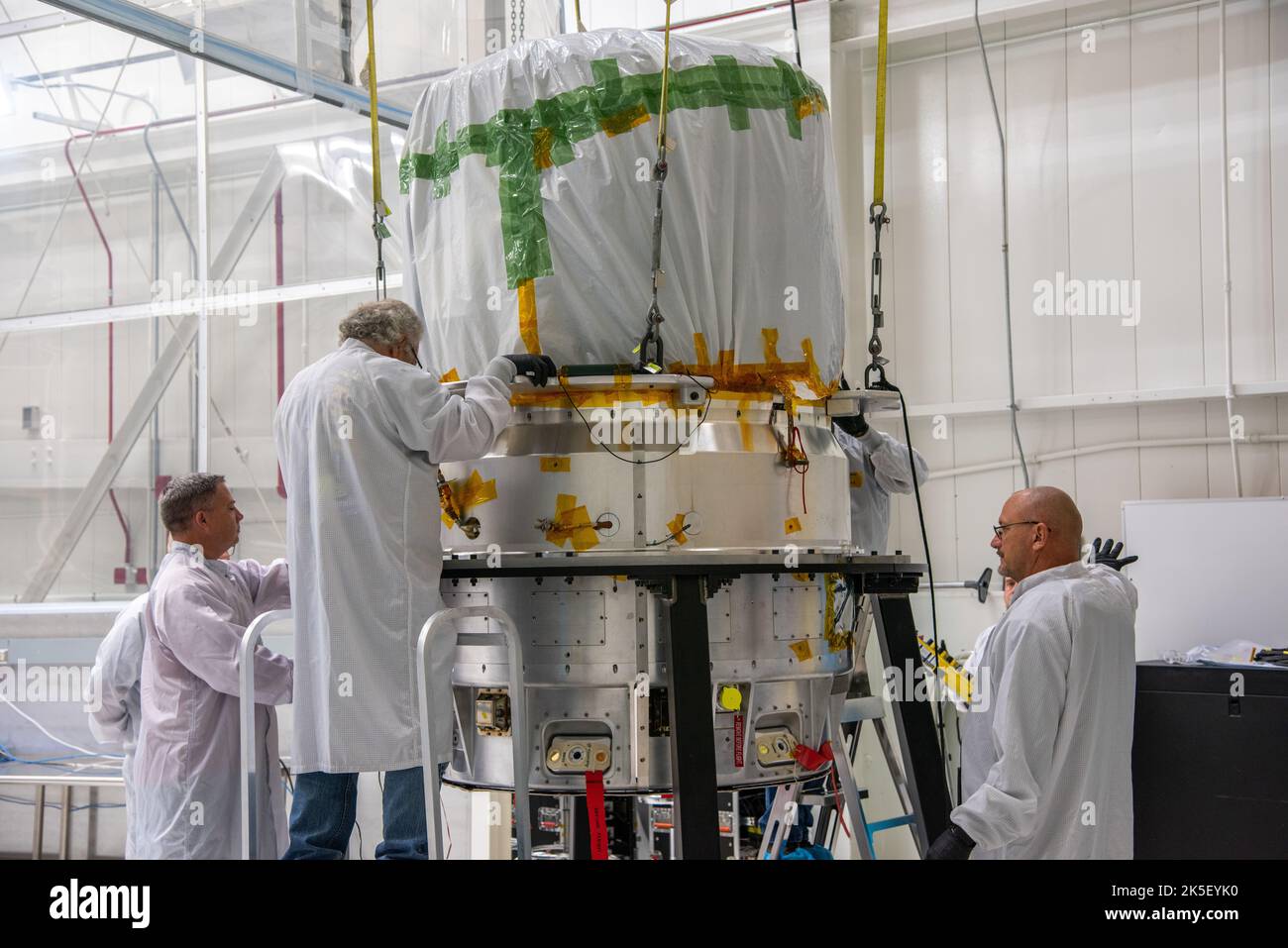 I tecnici eseguono i lavori preparatori del test di volo in orbita a bassa terra di un deceleratore gonfiabile (LOFTID) per il lancio su uno stand di lavoro all'interno dell'edificio 836 presso la Vandenberg Space Force base (VSFB) in California il 25 agosto 2022. LOFTID è il payload secondario della NASA e della missione satellite Joint Polar satellite System-2 (JPSS-2) della National Oceanic and Atmospheric Administration (NOAA). JPSS-2 è il terzo satellite della serie Joint Polar satellite System. È previsto il decollo da VSFB il 1 novembre dallo Space Launch Complex-3. JPSS-2, che sarà rinominato NOAA-21 dopo aver raggiunto l'orbita, Wil Foto Stock