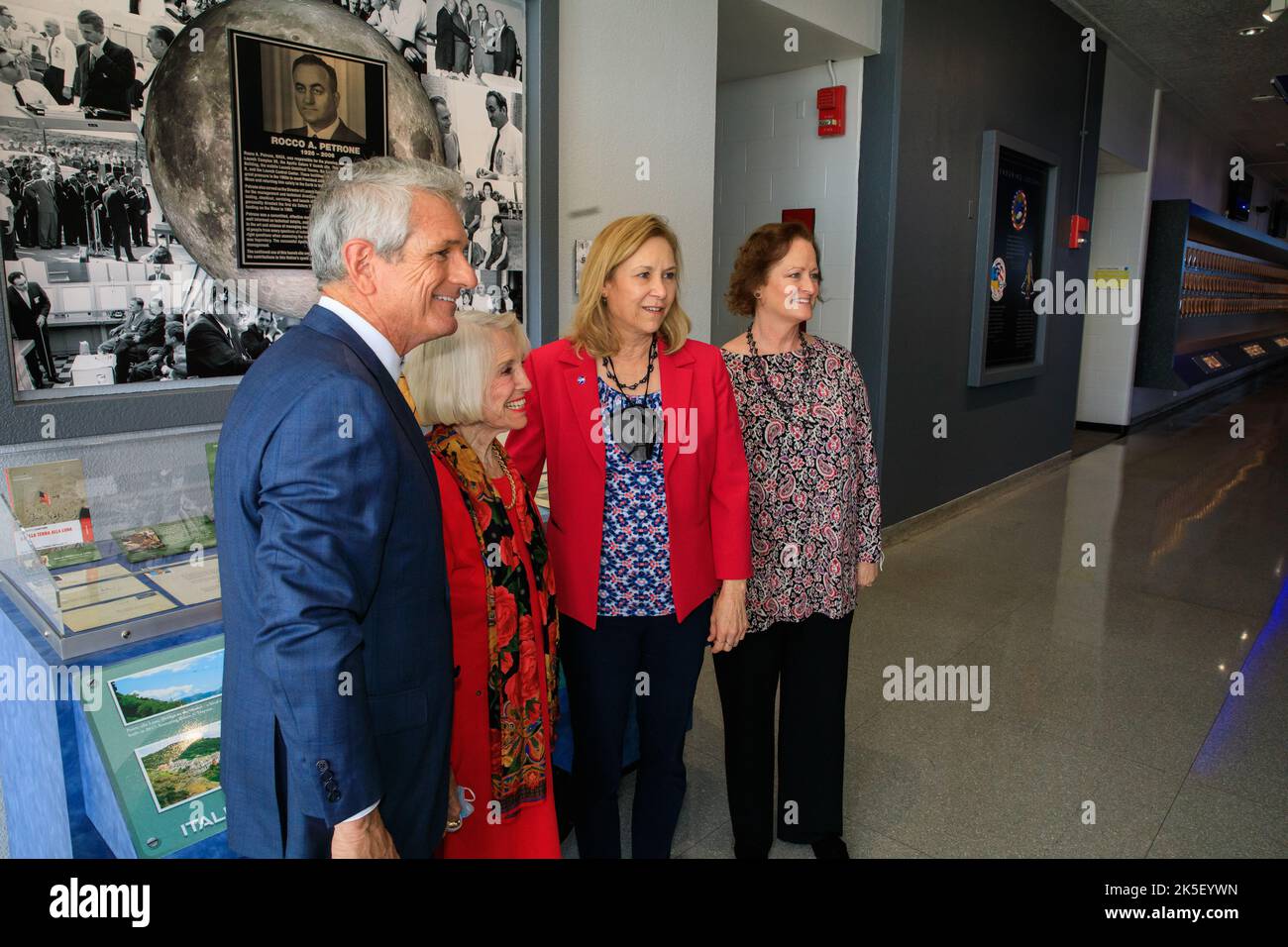 Janet Petro, direttore del Kennedy Space Center, con Scott Rigell e Kathy Posey, è raffigurato di fronte a una mostra in onore di Rocco Petrone durante la ridenominazione del Launch Control Center il 22 febbraio 2022. Foto Stock