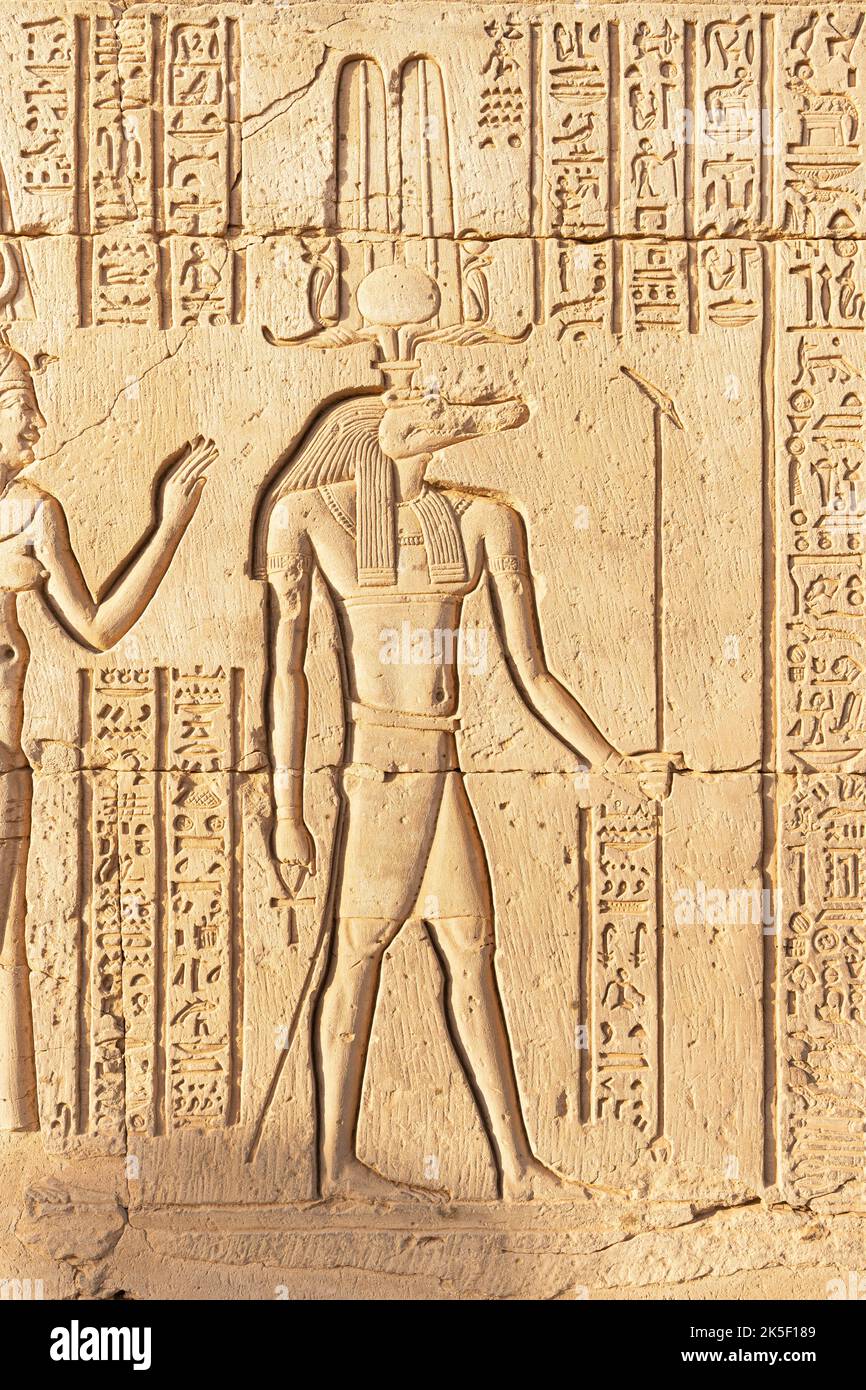 Murale con un geroglifo che rappresenta il Dio egiziano Sobek Foto Stock