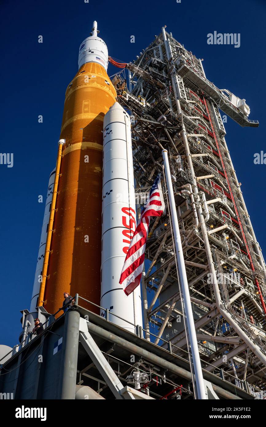In quest’ottica, il razzo Artemis i Moon della NASA e il lanciatore mobile – portato in cima al cingolato-trasportatore 2 – possono essere visti dopo il loro arrivo al Launch Pad 39B presso il Kennedy Space Center in Florida il 6 giugno 2022. Il razzo è uscito dal Vehicle Assembly Building nelle prime ore del mattino per percorrere le 4,2 miglia fino al piazzale di lancio per il prossimo tentativo di prova di abbigliamento bagnato della NASA prima del lancio di Artemis I. La prima di una serie di missioni sempre più complesse, Artemis i testerà il razzo Space Launch System e la navicella spaziale Orion come sistema integrato prima della cre Foto Stock