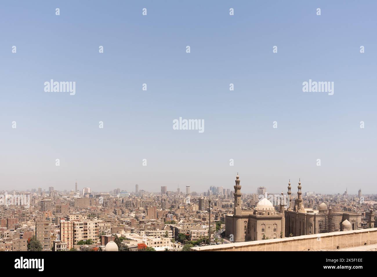 Vista sulla città del Cairo con una moschea Foto Stock
