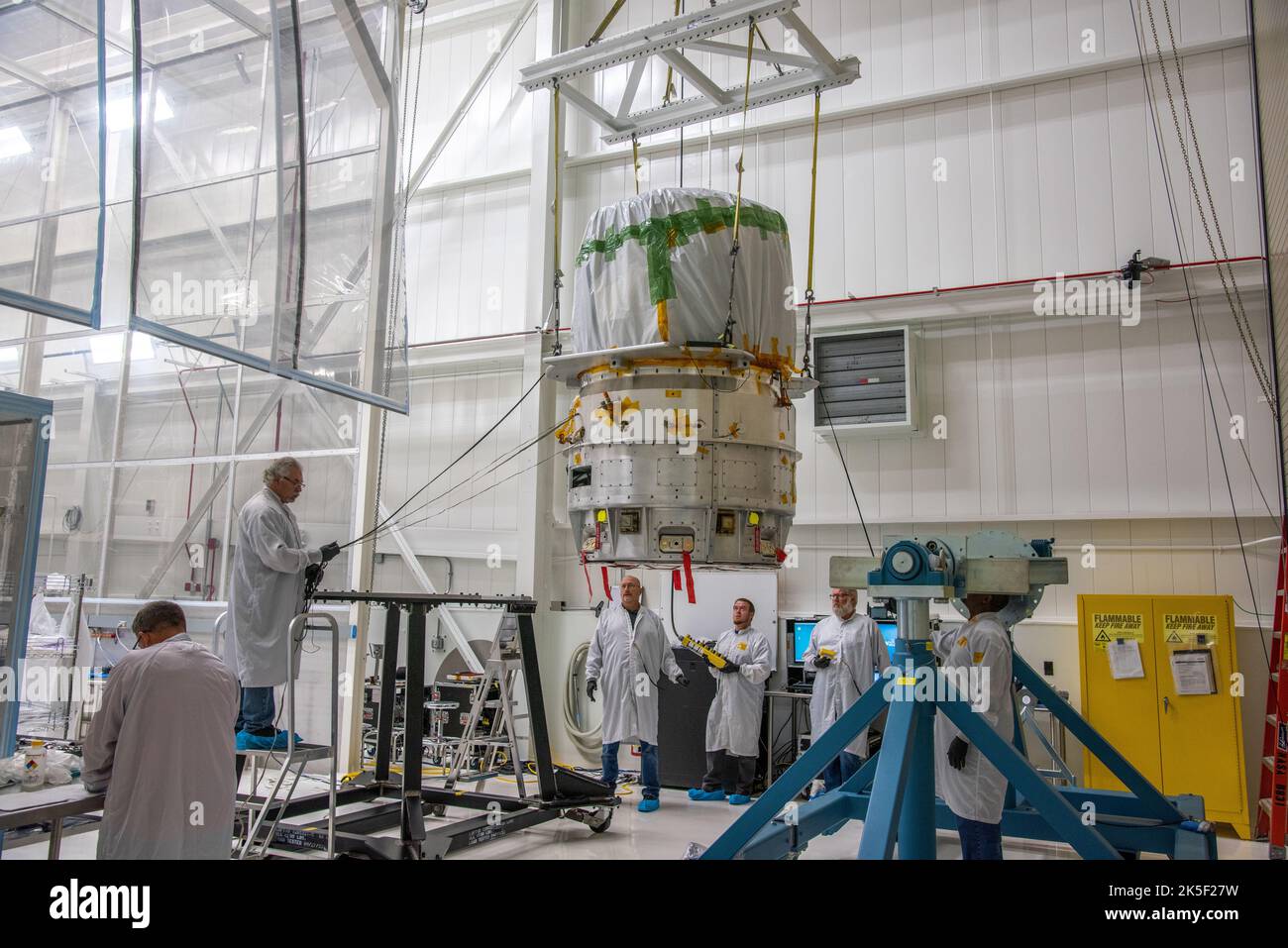 Il test di volo in orbita a bassa terra di un deceleratore gonfiabile (LOFTID) viene sollevato per il suo spostamento in uno stand di lavoro all'interno dell'edificio 836 presso la Vandenberg Space Force base (VSFB) in California il 25 agosto 2022. LOFTID è il payload secondario della NASA e della missione satellite Joint Polar satellite System-2 (JPSS-2) della National Oceanic and Atmospheric Administration (NOAA). JPSS-2 è il terzo satellite della serie Joint Polar satellite System. È previsto il decollo da VSFB il 1 novembre dallo Space Launch Complex-3. JPSS-2, che sarà rinominato NOAA-21 dopo aver raggiunto l'orbita, si unirà a una costellazione Foto Stock