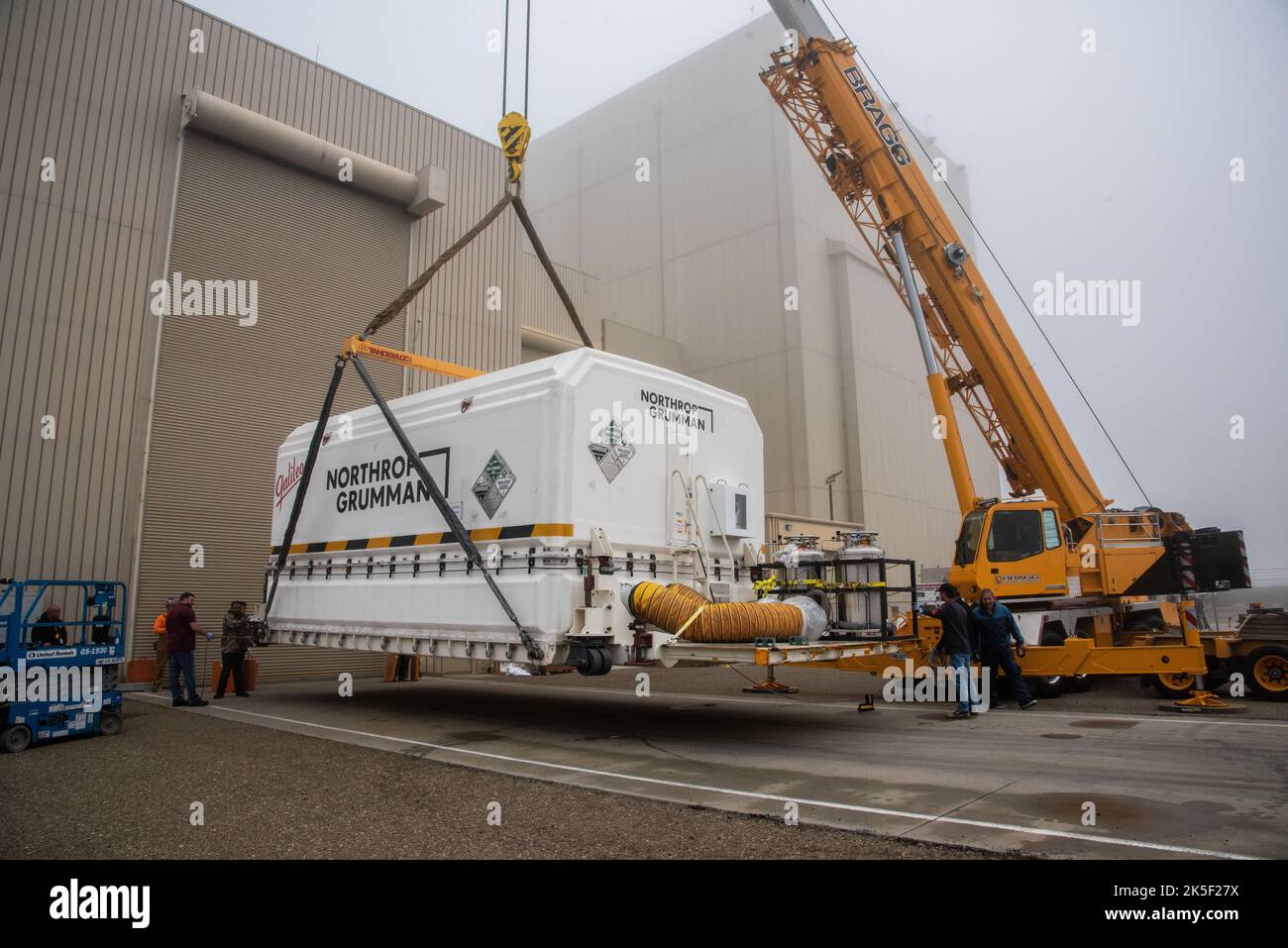 La NASA e il satellite Joint Polar satellite System-2 (JPSS-2) della National Oceanic and Atmospheric Association (NOAA) arrivano all'impianto di elaborazione Astrotech presso la Vandenberg Space Force base (VSFB) in California il 19 agosto 2022. JPSS-2 è stato spedito dalla fabbrica Northrop Grumman a Gilbert, Arizona, dove è stato costruito e testato. JPSS-2 è il terzo satellite della serie Joint Polar satellite System. È previsto il decollo da VSFB il 1 novembre dallo Space Launch Complex-3 est. JPSS-2 scansionerà il globo come orbite dal Polo Nord al Polo Sud, attraversando l'equatore 14 volte A. Foto Stock