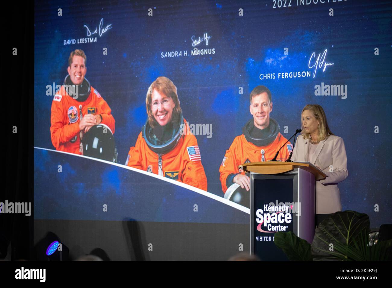 Janet Petro, direttore del Kennedy Space Center, parla al 2022 Astronaut Hall of Fame induction al Kennedy Space Center, Florida, onorando David Leestma, Chris Ferguson e Sandra Magnus, aumento dell'iscrizione AHOF a 105. Foto Stock