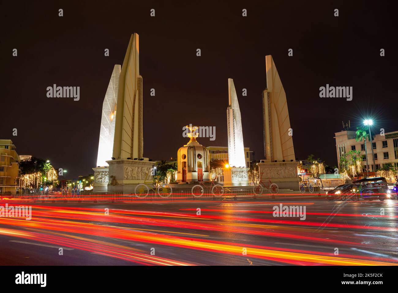 BANGKOK, THAILANDIA - 29 DICEMBRE 2018: Monumento alla democrazia nel paesaggio urbano notturno Foto Stock