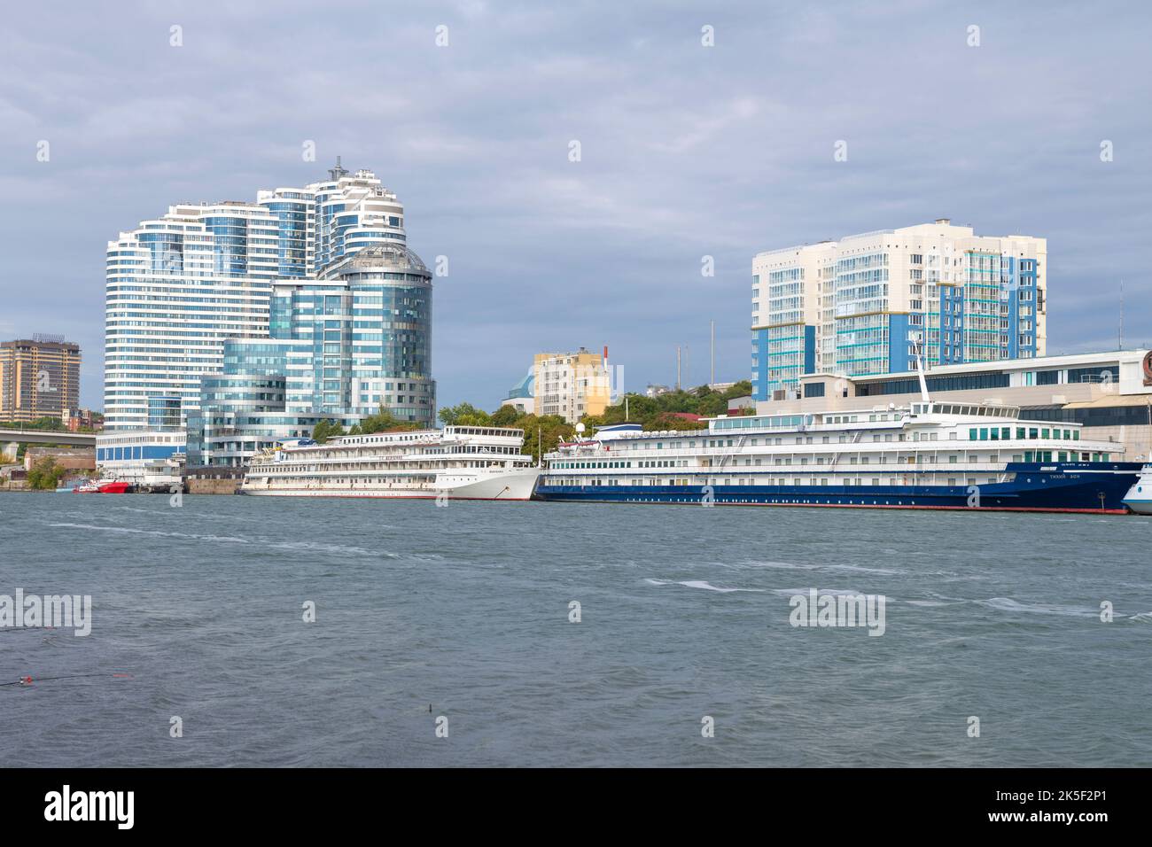ROSTOV-ON-DON, RUSSIA - 03 OTTOBRE 2021: Navi passeggeri nel porto fluviale su una mattina nuvolosa ottobre Foto Stock